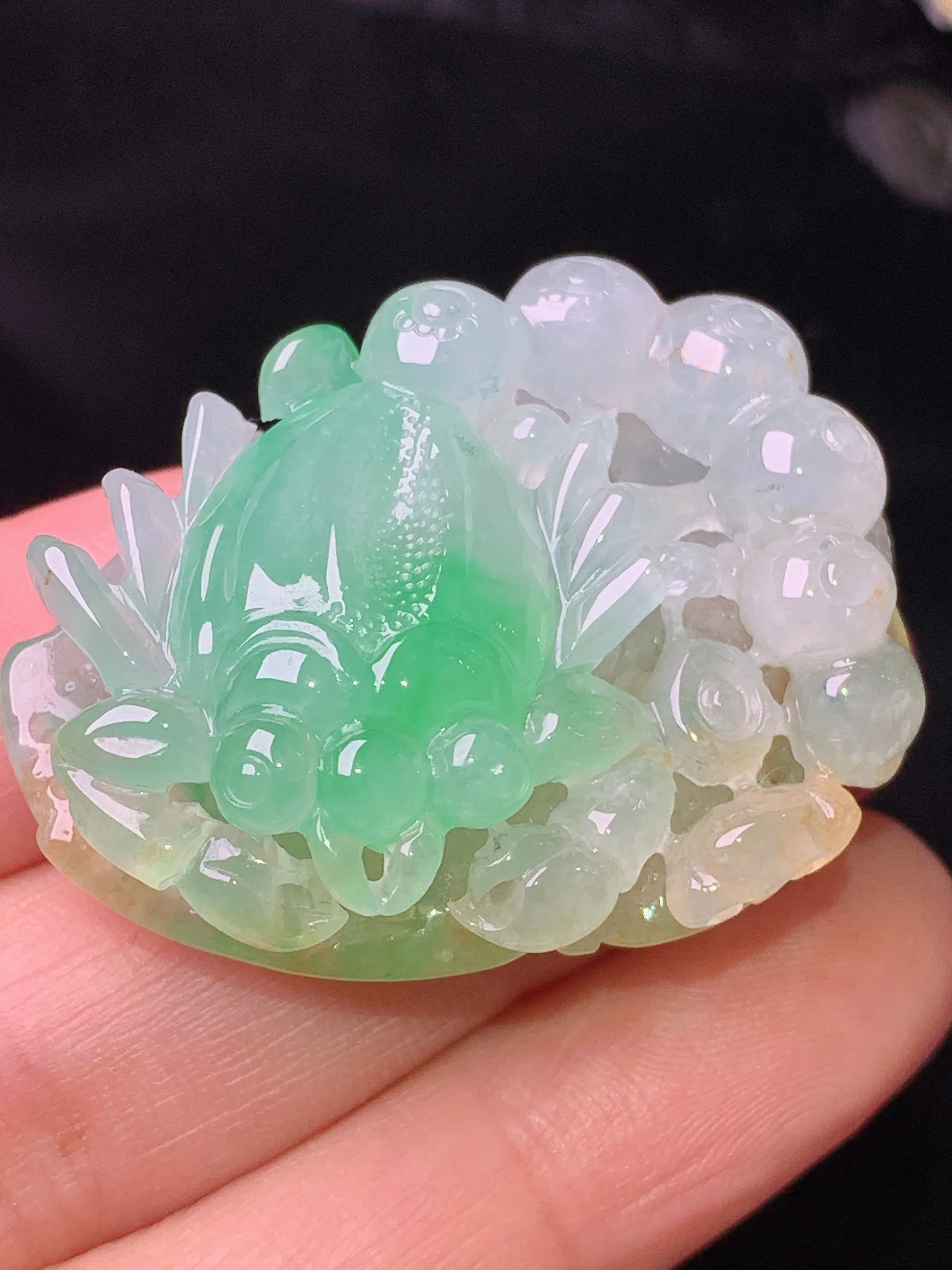 飘绿黄蝎子吊坠 玉质细腻 色泽清新  整体尺寸38.2*29.2*13.5