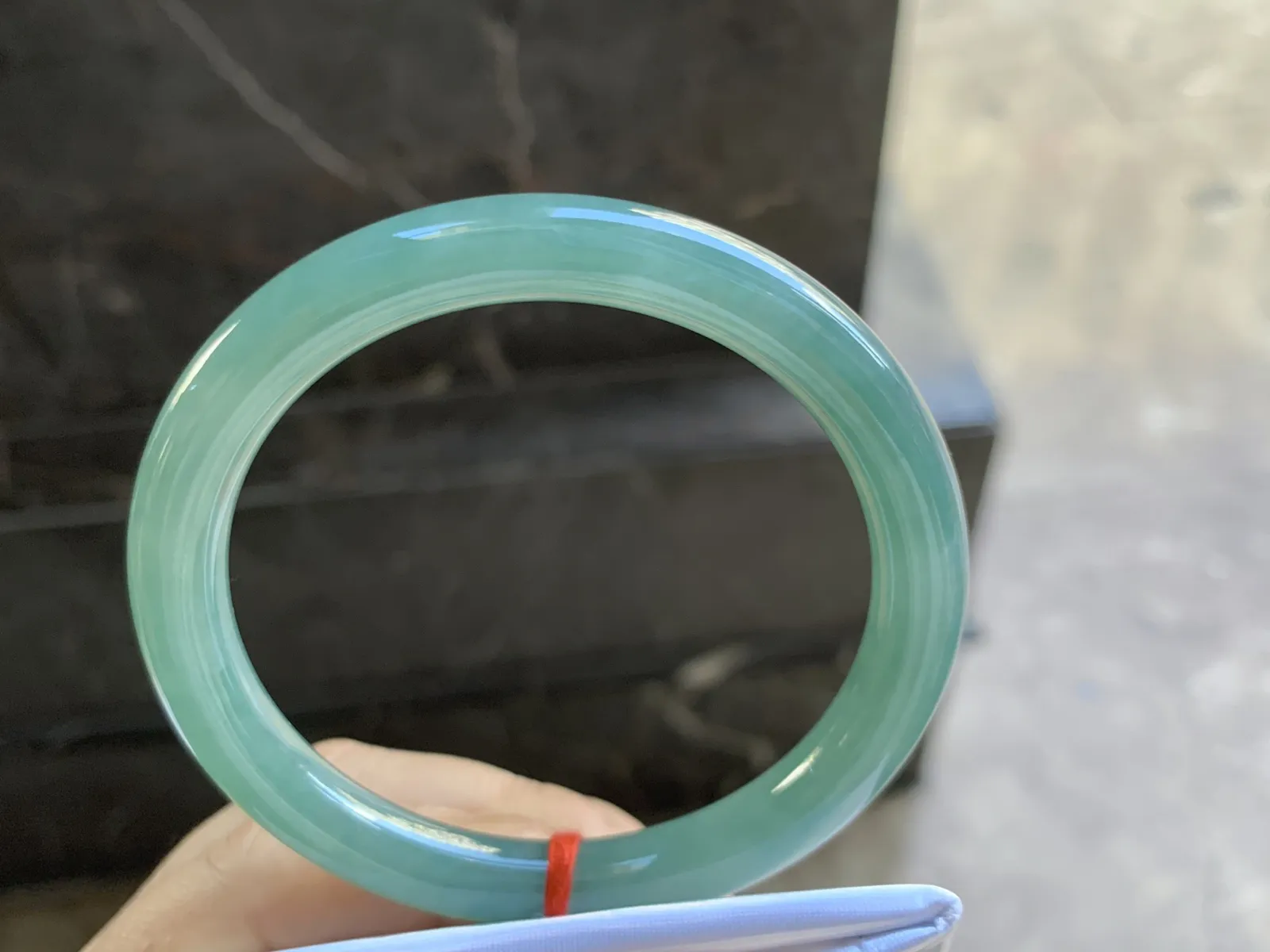 57-8.3mm
油青圆条手镯 底子细腻 颜色浓郁气质