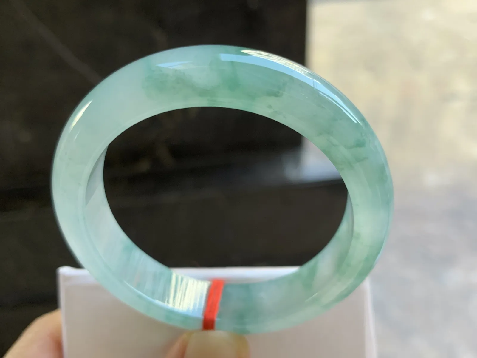 51.5-12.4-8mm
冰种绿花手镯 水润光泽 花色漂亮