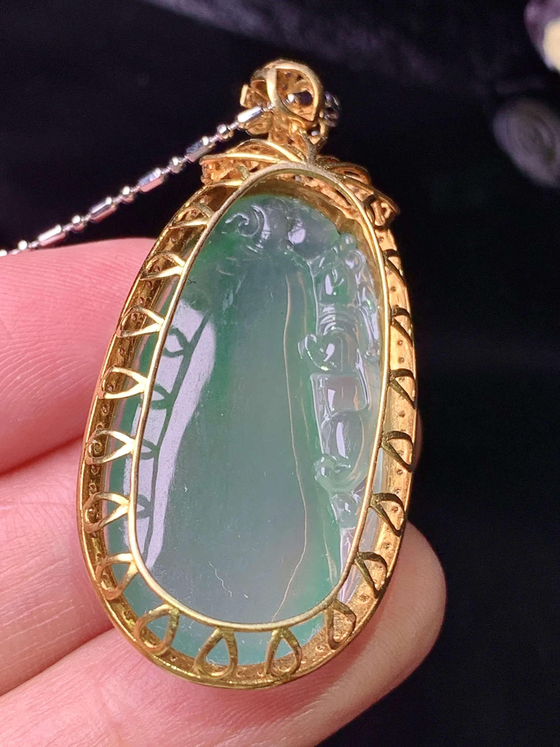 18k金钻镶嵌冰种飘绿福瓜吊坠 玉质细腻 色泽清新艳丽 整体尺寸46.7*20.7*10.6