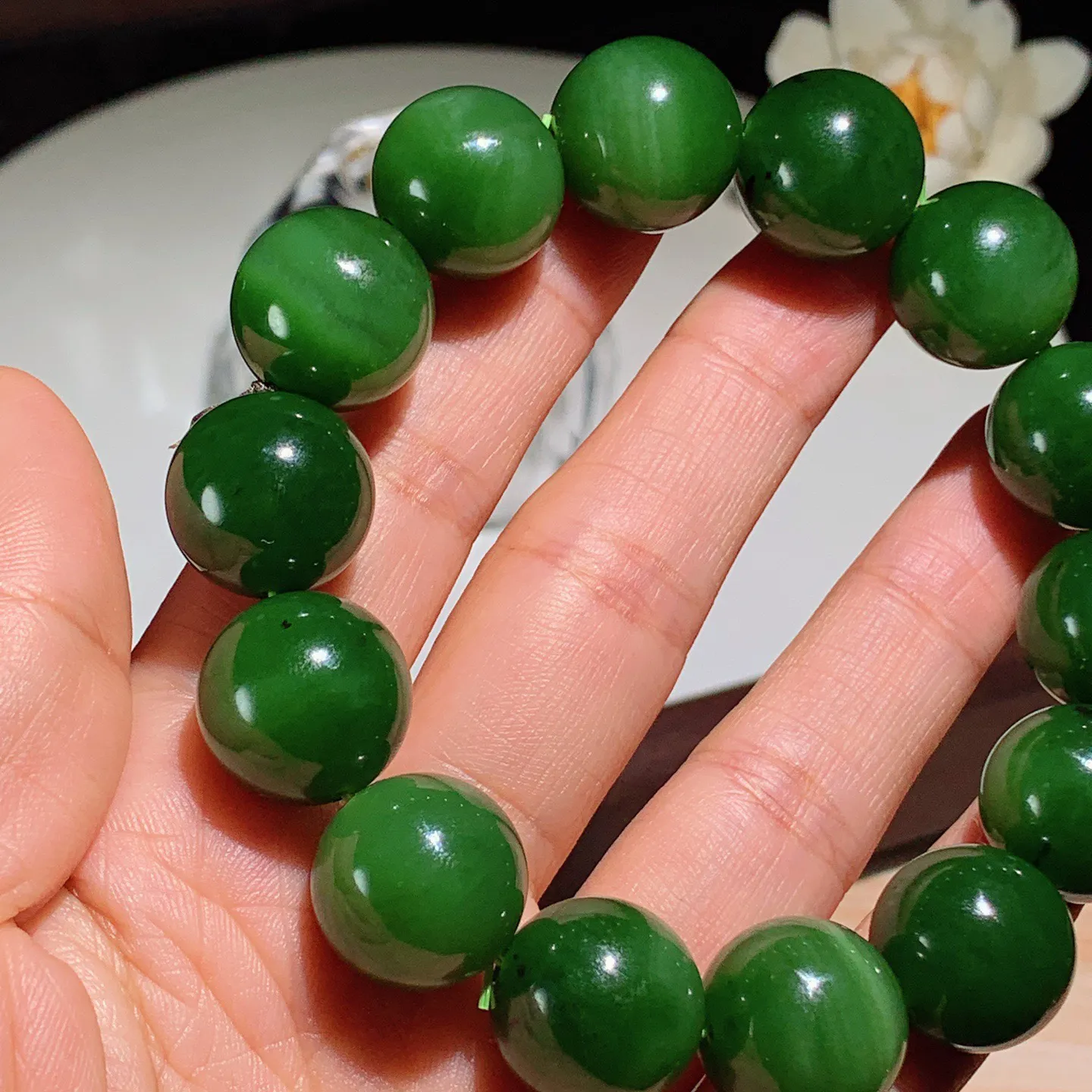 和田玉菠菜绿俄罗斯碧玉手串。单颗尺寸16！玉质细腻油润。手推出油。佩戴高端典雅。lt251203