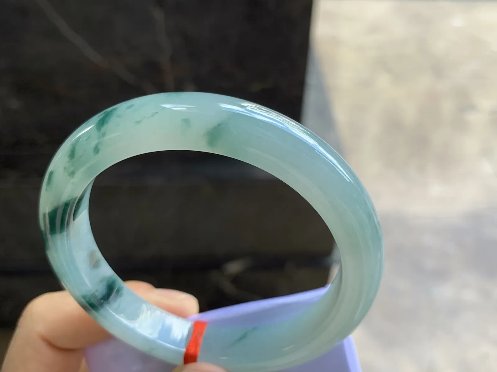 58.5-11.2-8.7mm
飘花手镯 底子细腻 山水花色 浓郁 韵味悠长