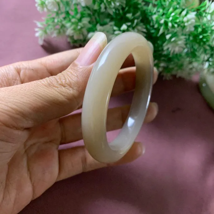 和田玉57.2圈口藕粉色手镯，玉质特细腻油润，白度一级，高脂粉，品相超赞，️萦绕腕间时，古韵不失时尚，素雅不失品味，细腻光滑的触感，使人沉醉，气质高