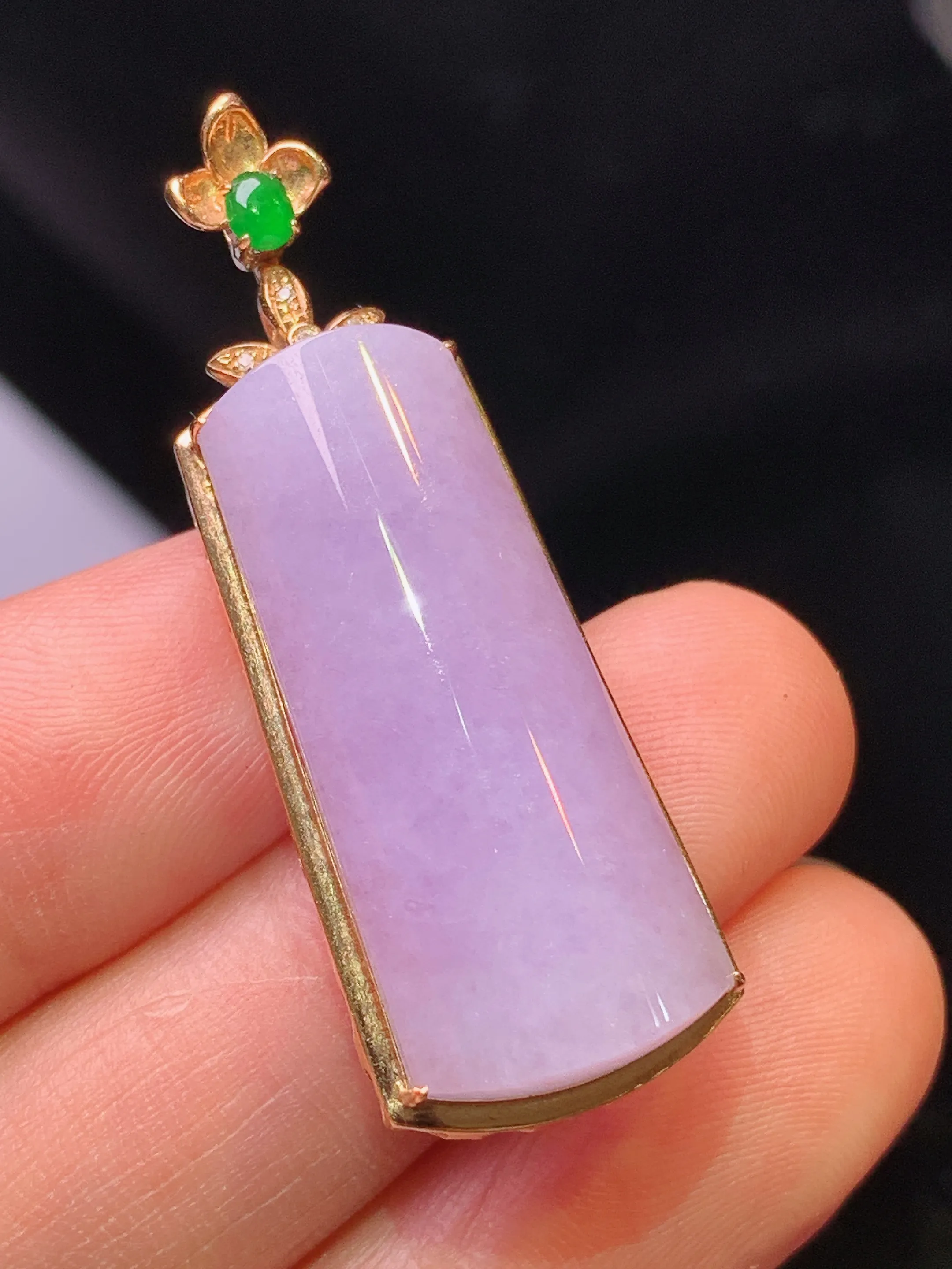 18k金钻镶嵌紫罗兰玉柱吊坠 玉质细腻 色泽清新艳丽 整体尺寸40*14*8.2