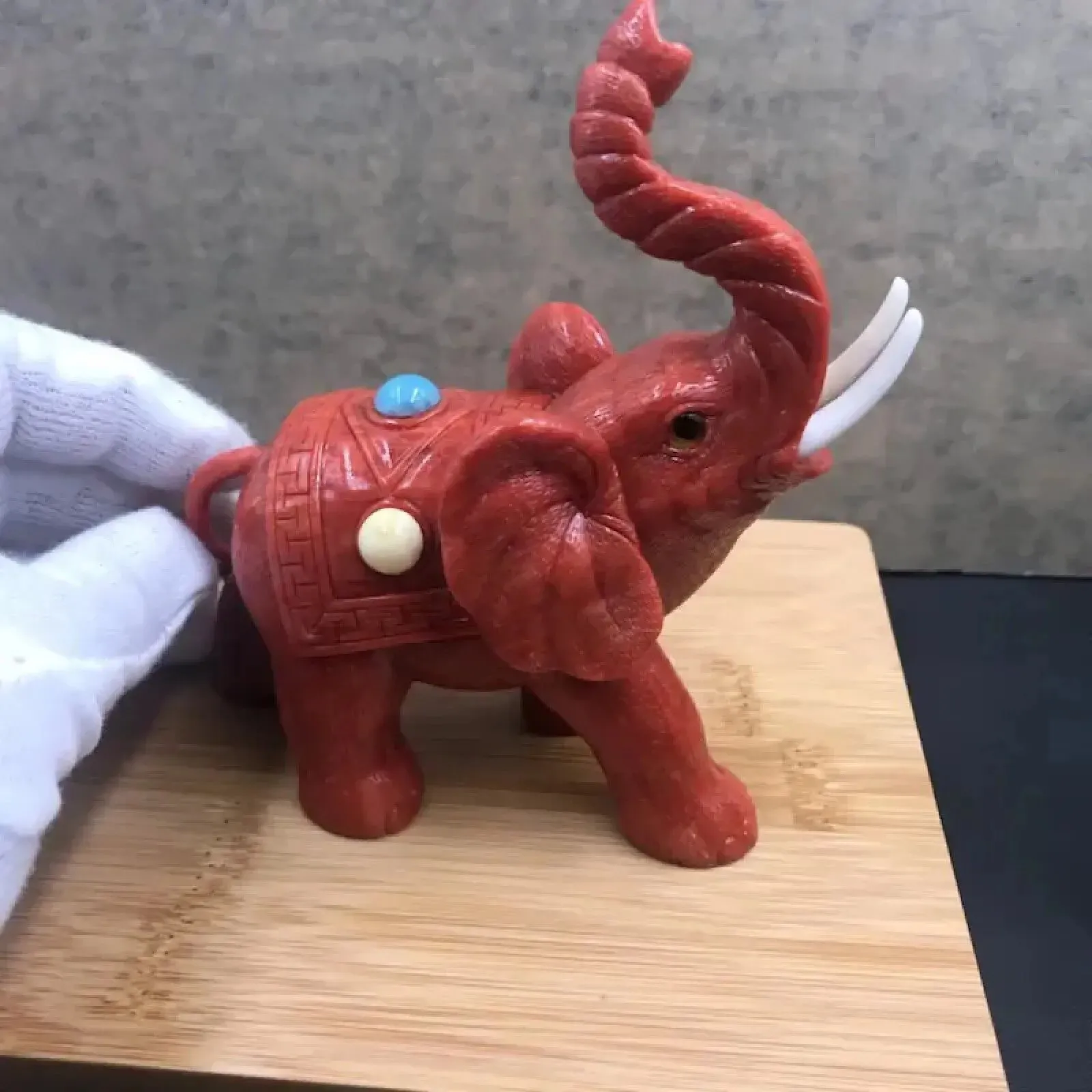 【红珊瑚大象摆件】意大利产地，沙丁材料，采用台湾拼接工艺，精心选料，精心雕刻，天然蜜蜡绿松点缀，象牙也是天然白珊瑚打磨而成，形象逼真！尺寸：高120mm,宽110mm，厚度56.3mm，重量267克！珊瑚属有机宝石，色泽喜人，质地莹润，生长于远离人类的深海中。与珍珠、琥珀并列为三大有机宝石，在东方佛典中亦被列为七宝，自古即被视为富贵祥瑞之物。