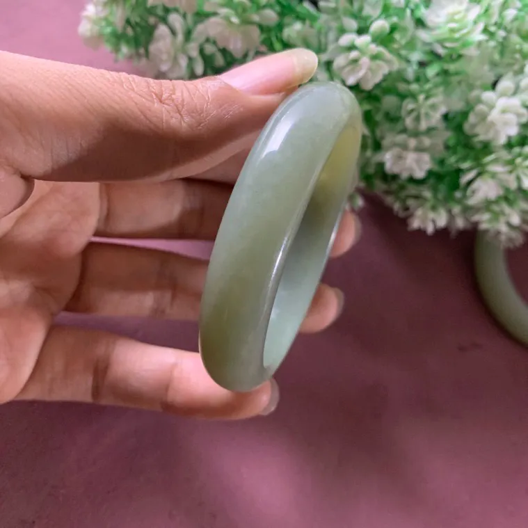 和田玉53.5圈口且末蓝手镯，玉质细腻油润 底色纯净 无裂无杂 脂粉好，品质好