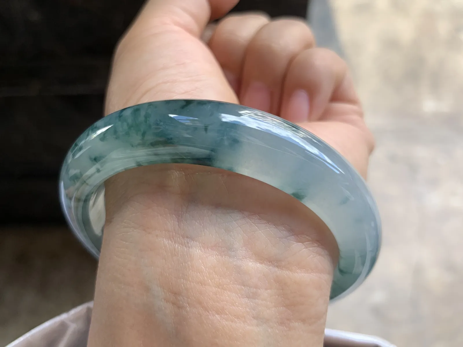 57.5-13.2-8.8mm
冰种飘花手镯 水润光泽 花色漂亮