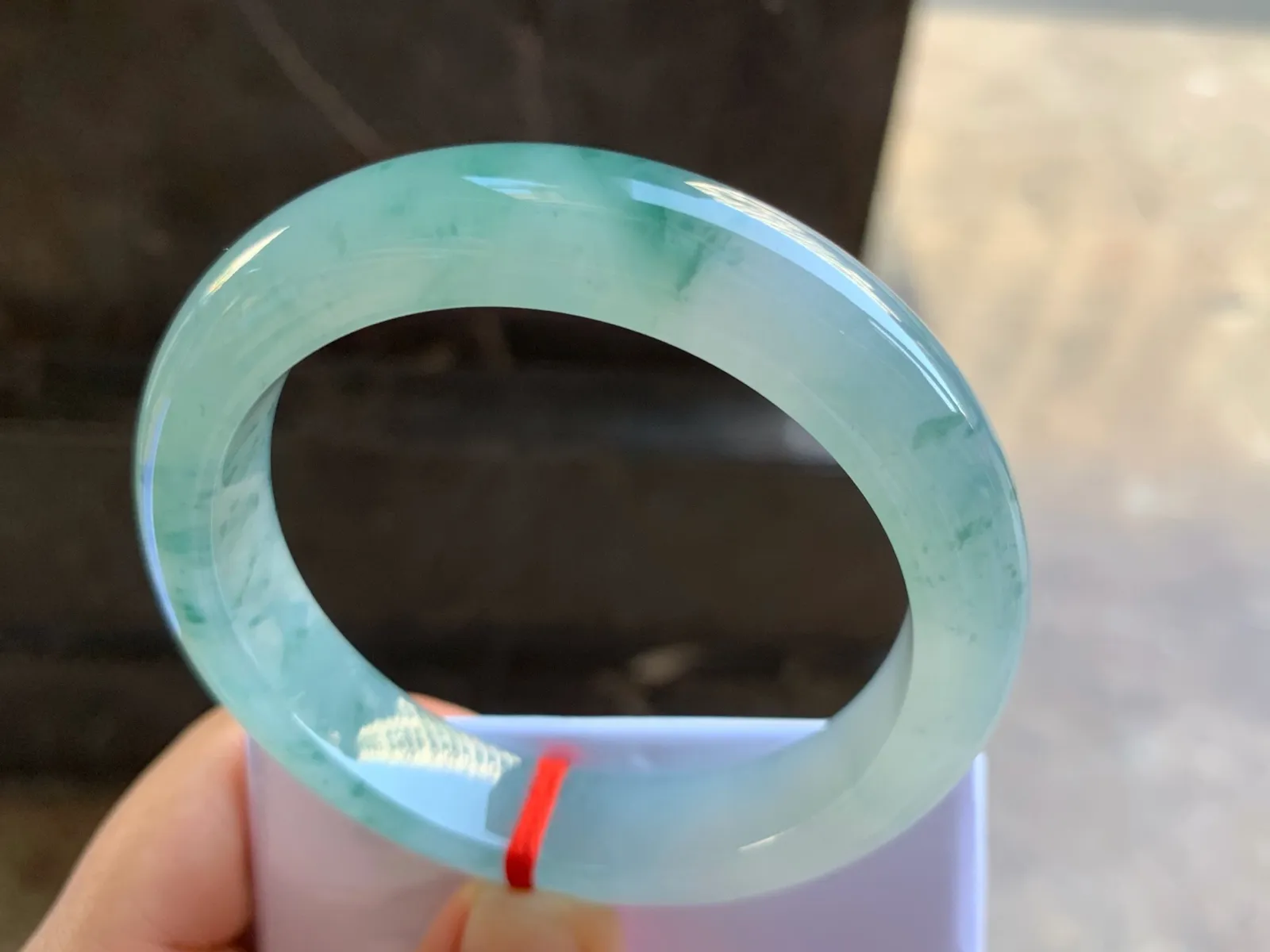 55.5-12.6-9mm
冰种飘花手镯 水润光花色漂亮 清爽