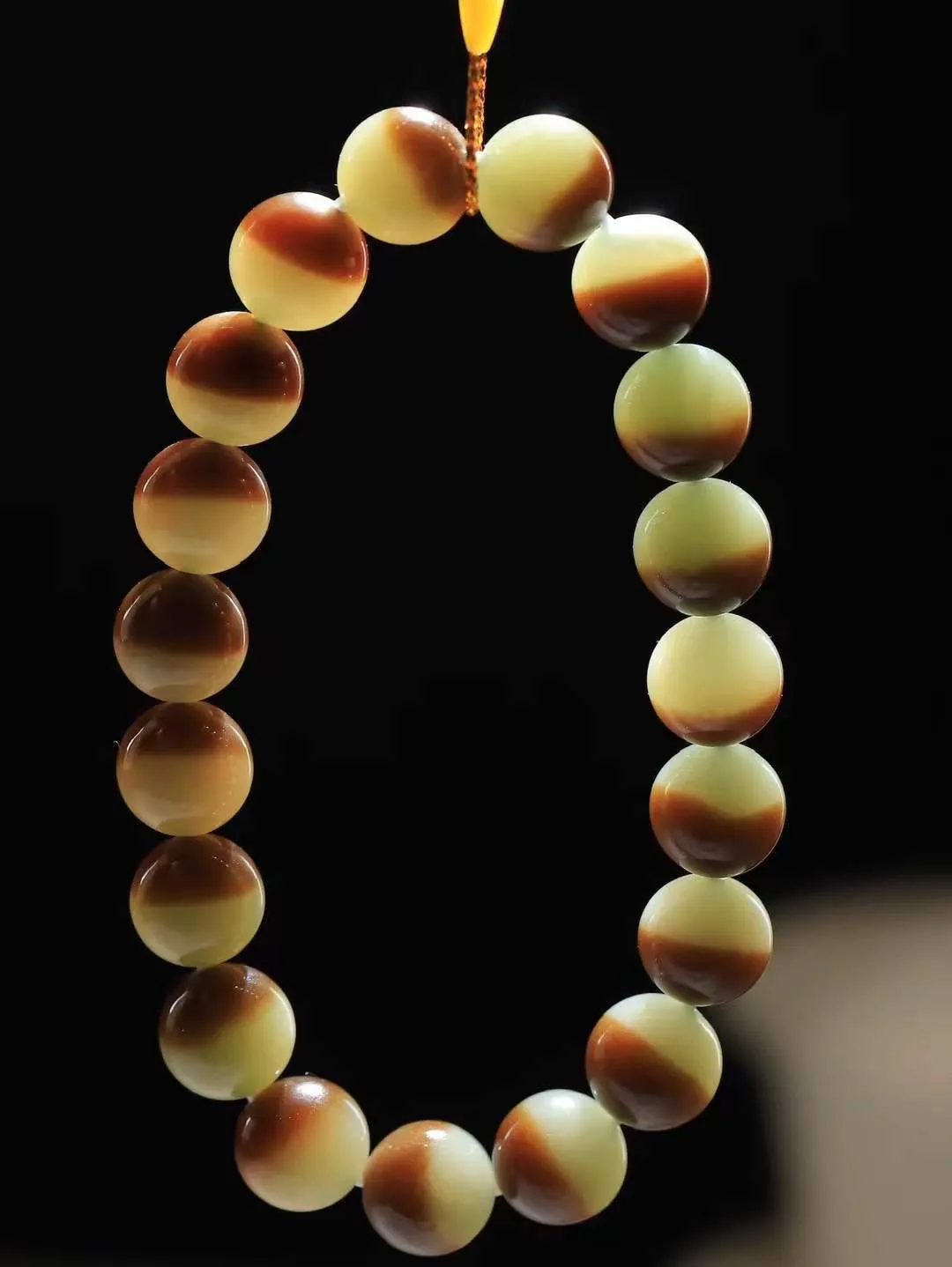 【珠圆玉润.手串】

精品️和田玉糖白玉珠圆玉润手串 玉质温润细腻  整串打磨圆润，佩戴舒适。珠珠落玉盘，间关莺语花底滑，一生美好时光，无论身在何处，都有它相伴相守。事事顺遂，幸福美满，吉祥如意。重29.7克 尺寸取一10mm  FDA-22120333