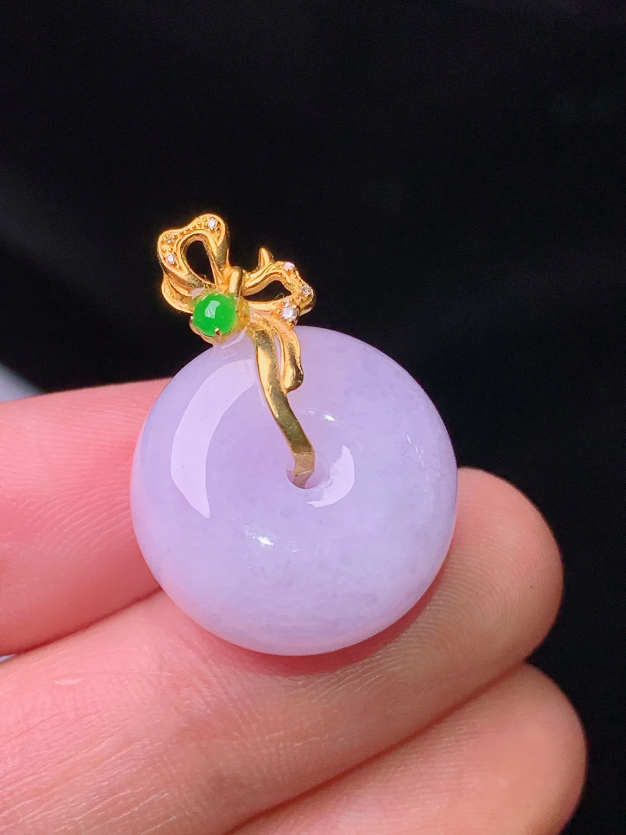 18k金钻镶嵌紫罗兰平安扣吊坠 玉质细腻 色泽清新艳丽 整体尺寸25*18.3*11.6