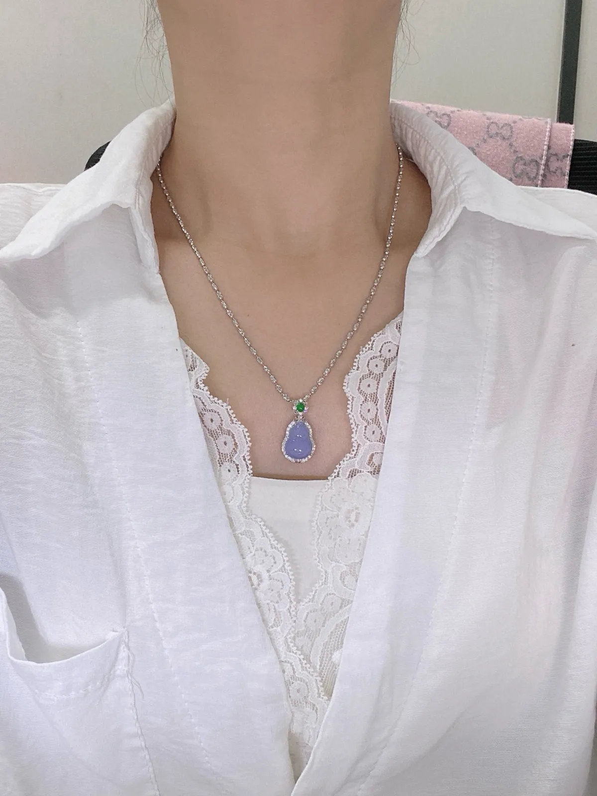 【冰种紫葫芦吊坠】质地细腻，冰透纯净，唯美漂亮，珍藏品质，18K金钻镶嵌，裸石尺寸14.4*10.4*4.7毫米，佩戴很漂亮。