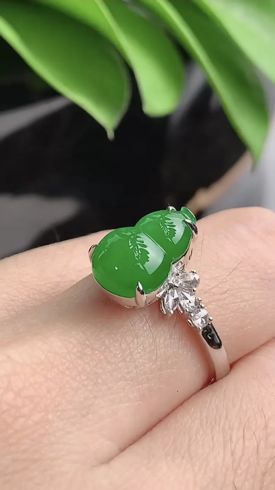 a货翡翠老坑冰种18K金伴钻镶嵌阳绿葫芦戒指 圈口17.6裸石尺寸12×8.2mm 重量3.34g 