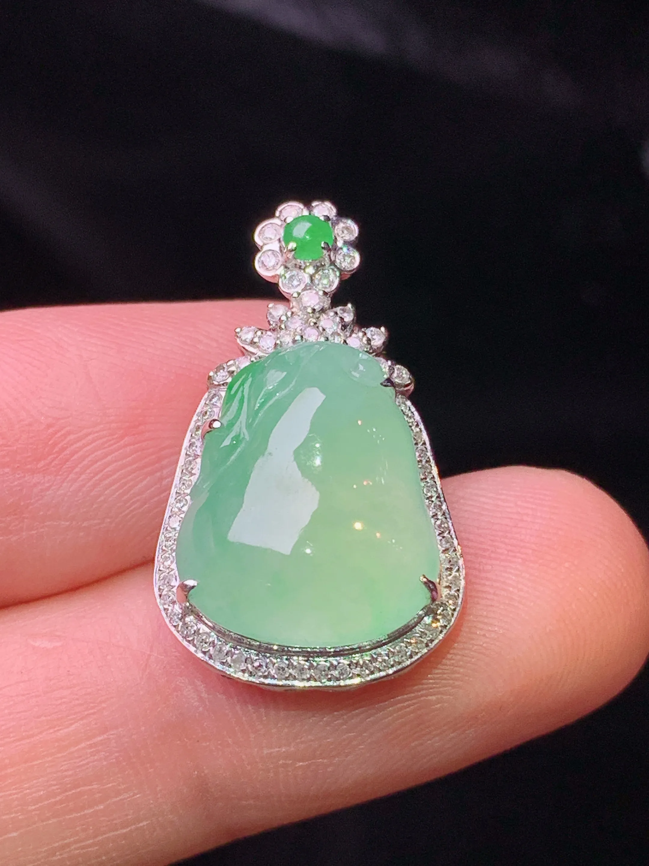 18k金钻镶嵌翠绿福瓜吊坠 玉质细腻 色泽清新艳丽 整体尺寸24.2*14.3*8