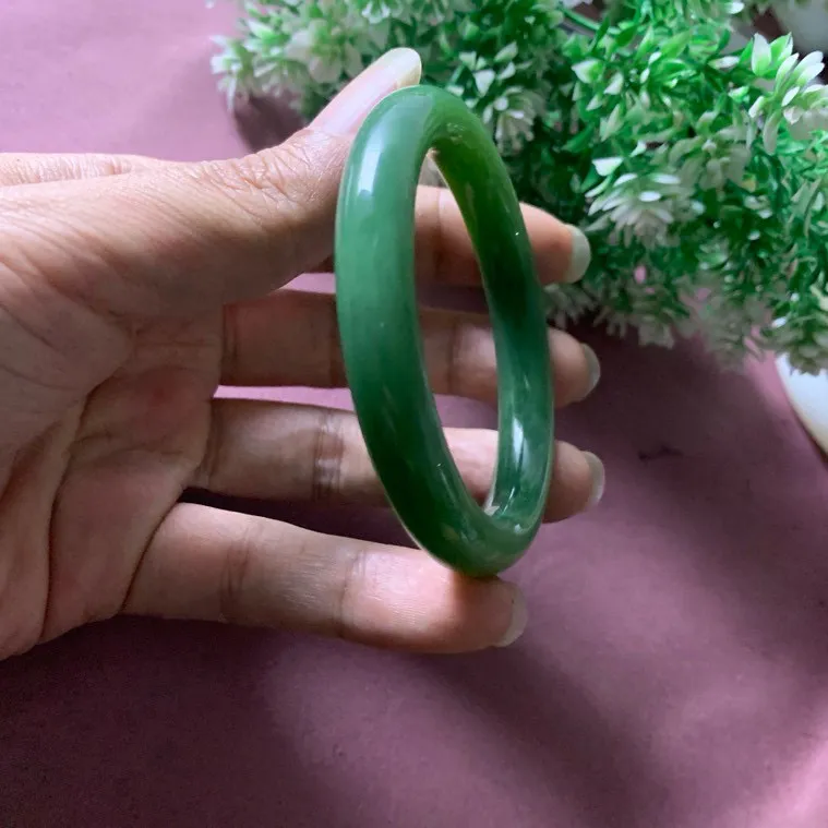 和田玉碧玉54.5圈口菠菜绿圆条手镯，圈口54.5宽10玉质特细腻油润，高脂粉，品相超赞，萦绕腕间时，古韵不失时尚，素雅不失品味，细腻光滑的触感，使人沉醉，气质高