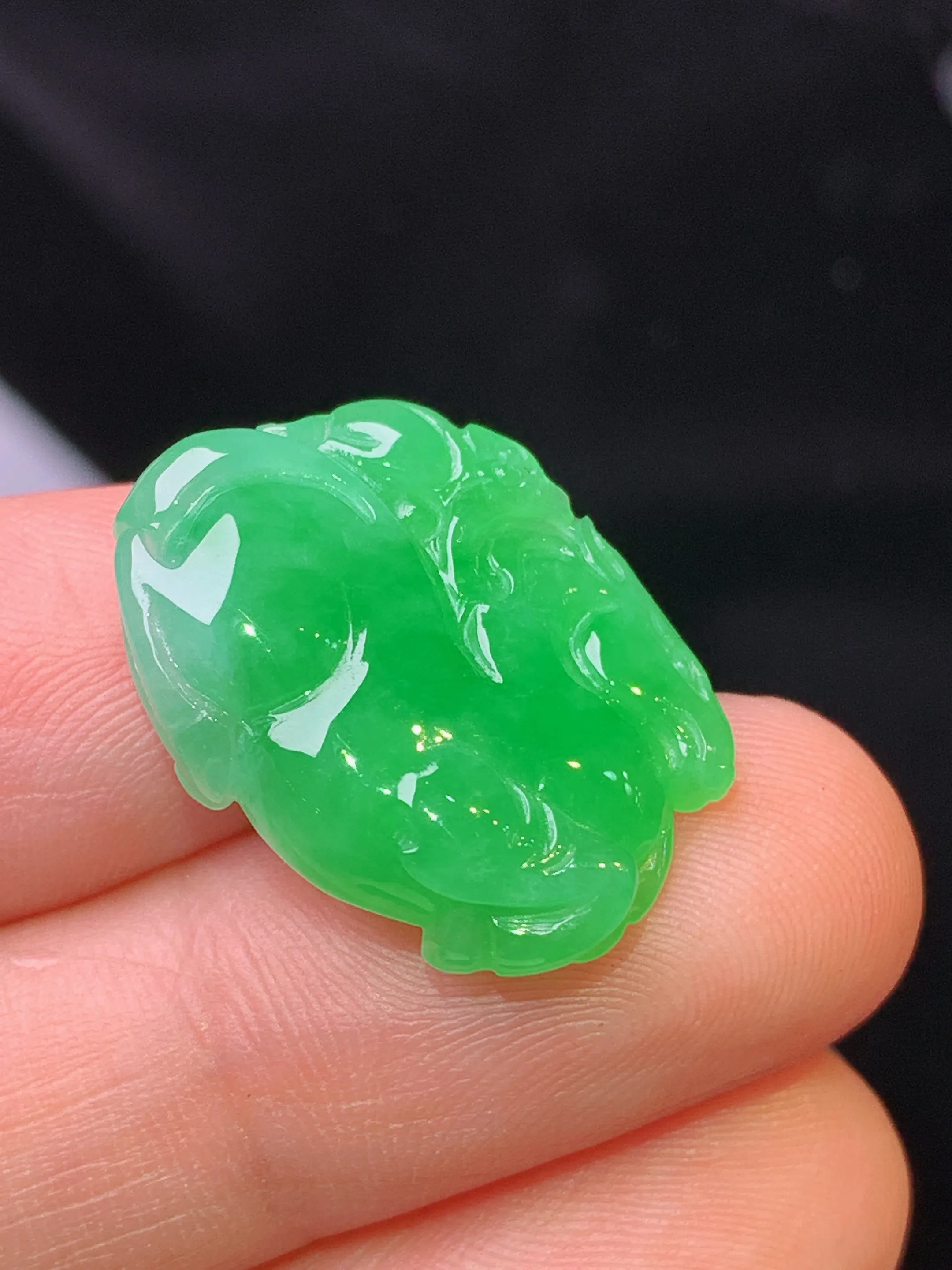 翠绿唐马吊坠 玉质细腻 色泽清新  整体尺寸21*7*16.8*6.6