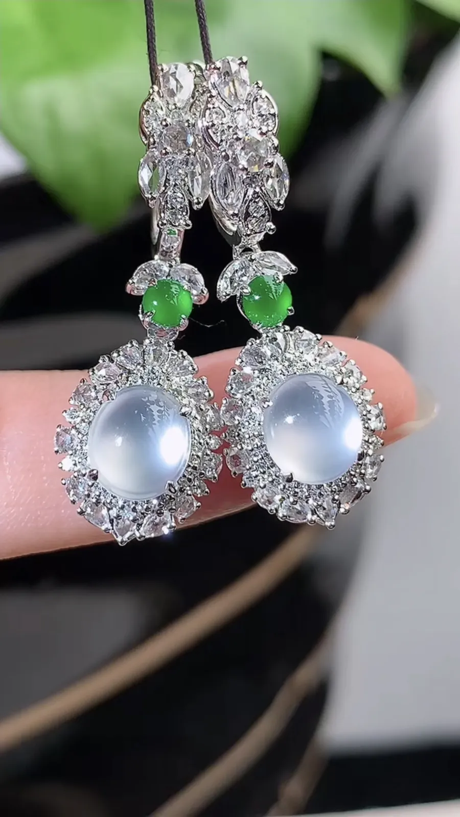 a货翡翠老坑高冰种18K金伴钻镶嵌白月光蛋面耳坠 尺寸7×6×10mm 重量7.20g 1204