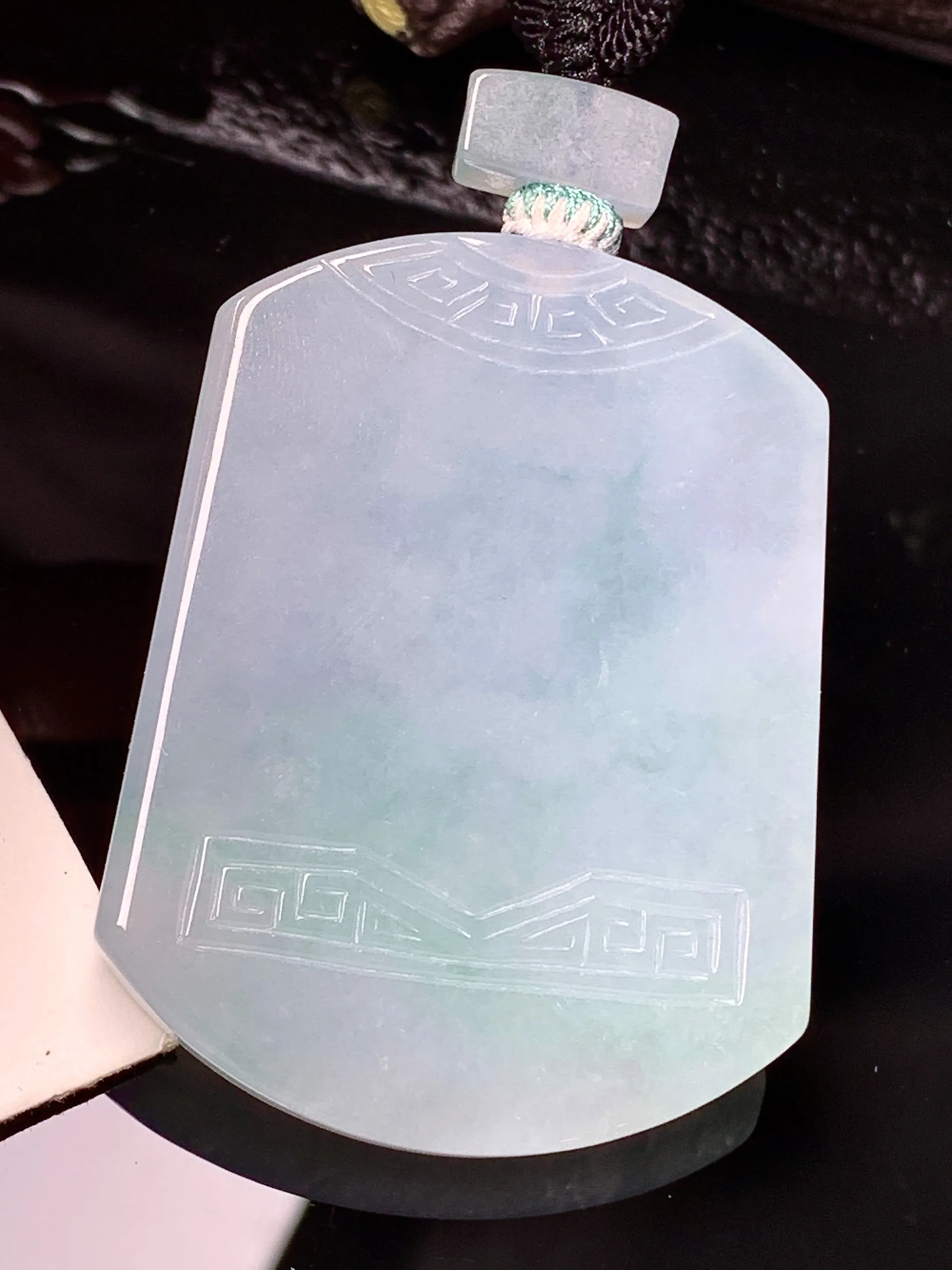 飘绿无事牌吊坠 玉质细腻 色泽清新艳丽 整体尺寸48.5*36.8*5.5