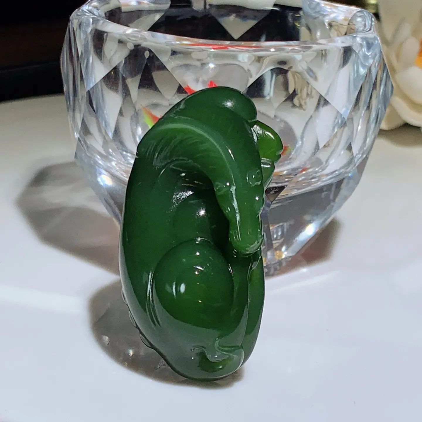 和田玉菠菜绿俄罗斯碧玉马到成功唐马挂件。尺寸48/25/19重33克。玉质细腻油润。手推出油。佩戴高端典雅。lt251203