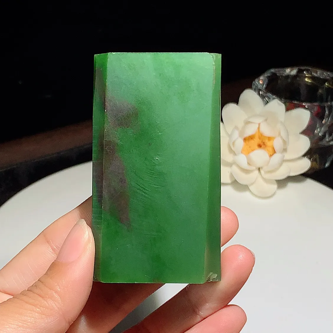 和田玉七号矿红皮料阳绿俄罗斯碧玉原石。尺寸73/42/15重133.7克。玉质细腻油润。手推出油。佩戴高端典雅。lt251203