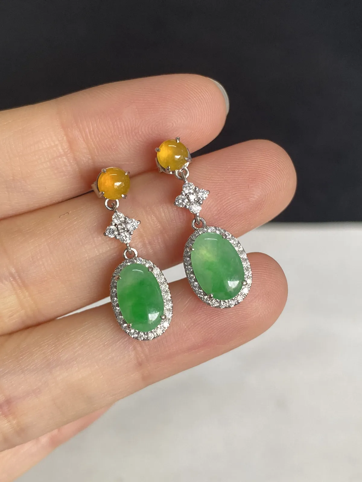 翡翠耳坠，印记：Au750,伴钻石（无色）,;褐黄色颜色成因未定