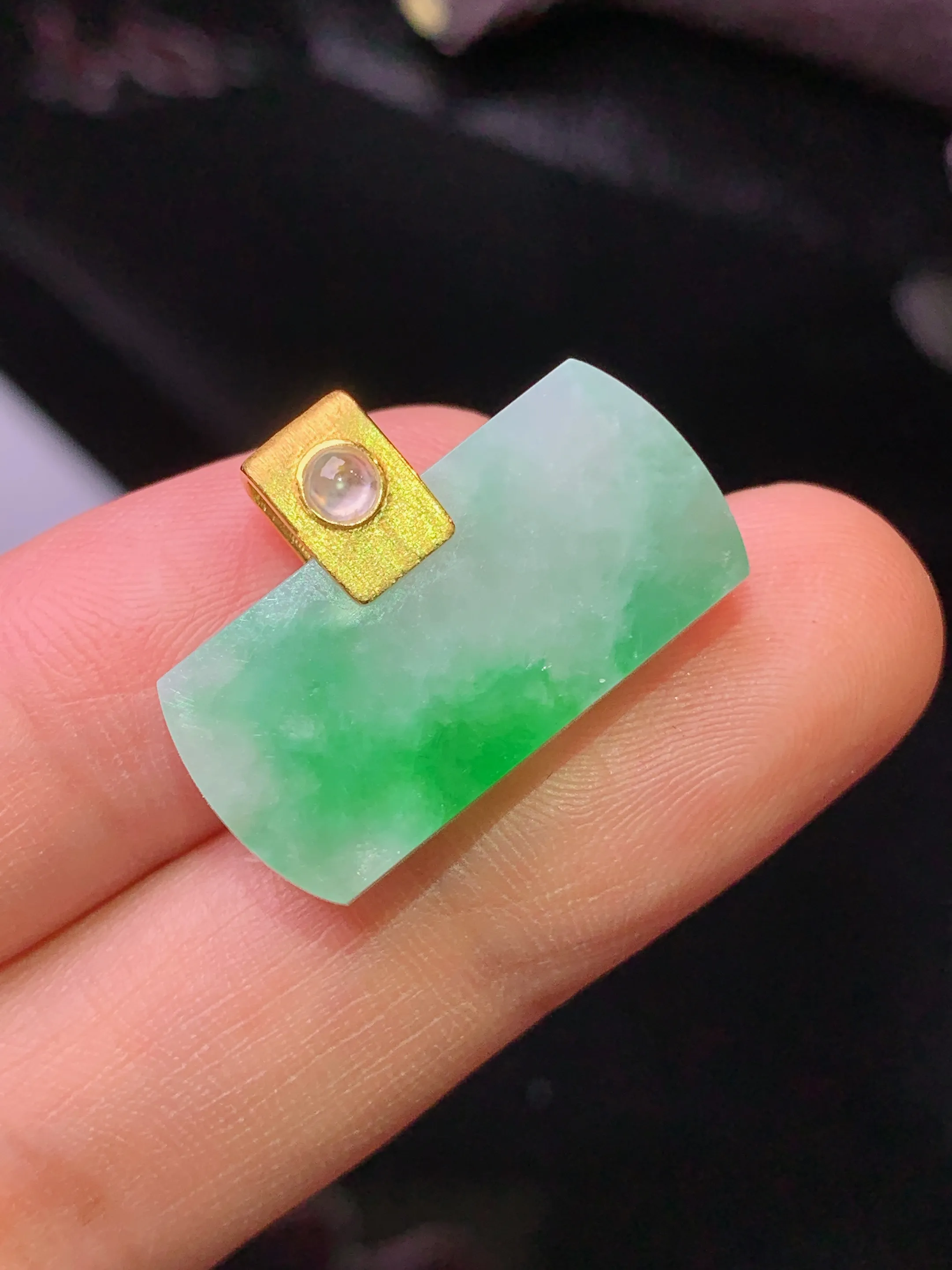 18k金镶嵌飘绿无事牌吊坠 玉质细腻 色泽清新艳丽 整体尺寸15.8*23*4.5