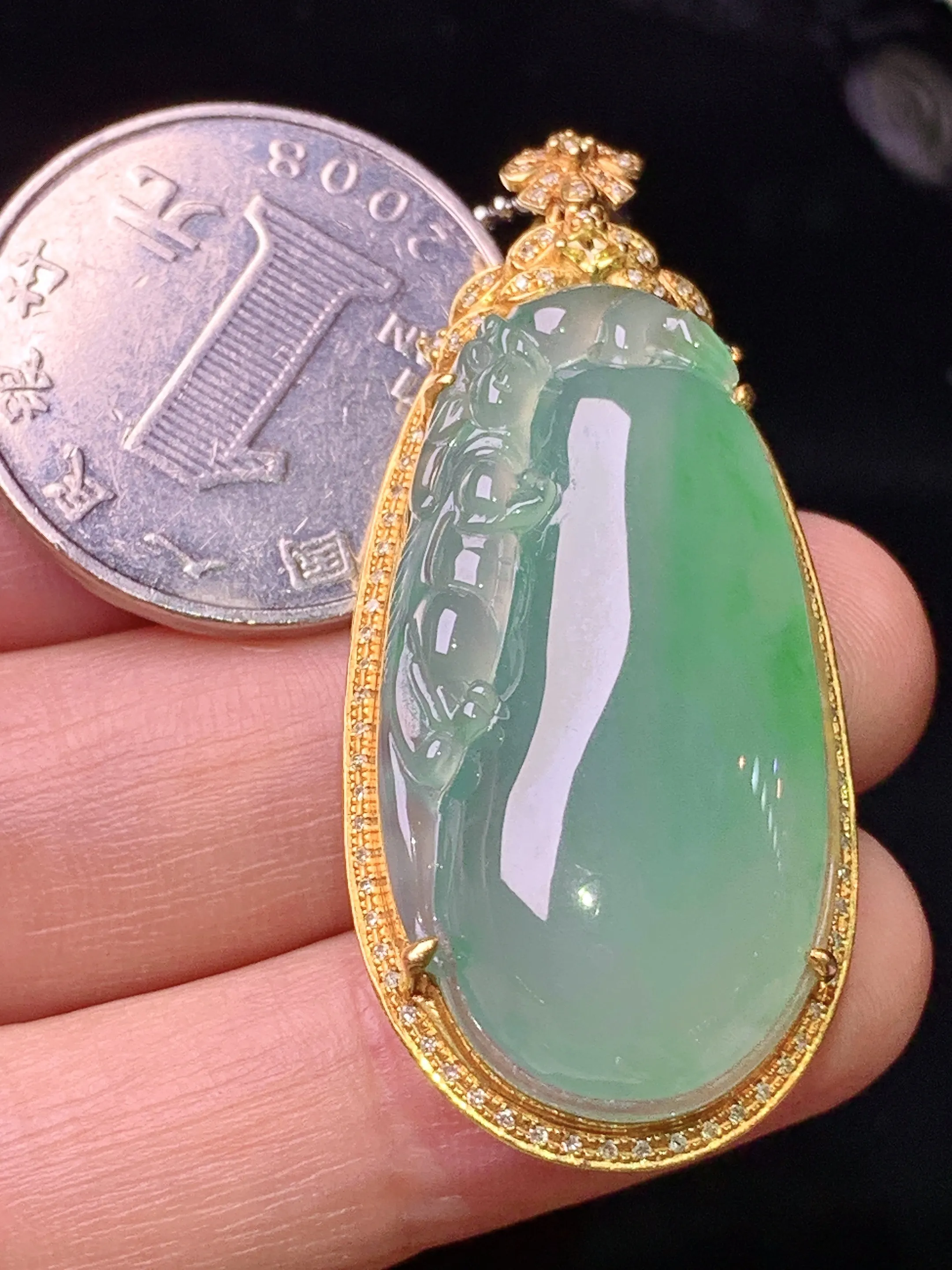 18k金钻镶嵌冰种飘绿福瓜吊坠 玉质细腻 色泽清新艳丽 整体尺寸46.7*20.7*10.6