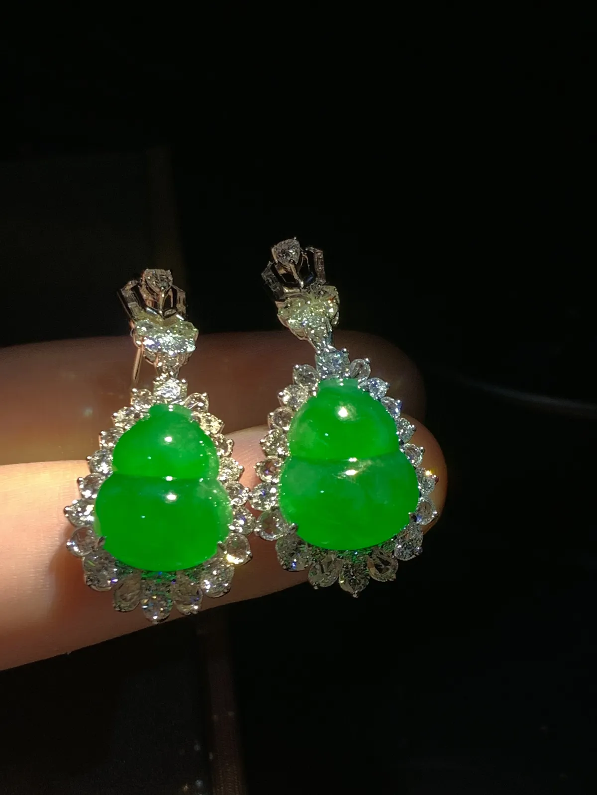 高品质翡翠葫芦耳坠，
裸石13.8-11.5-3.8mm，整体34-16-10.5mm，
18K金，南非钻，11.7g，