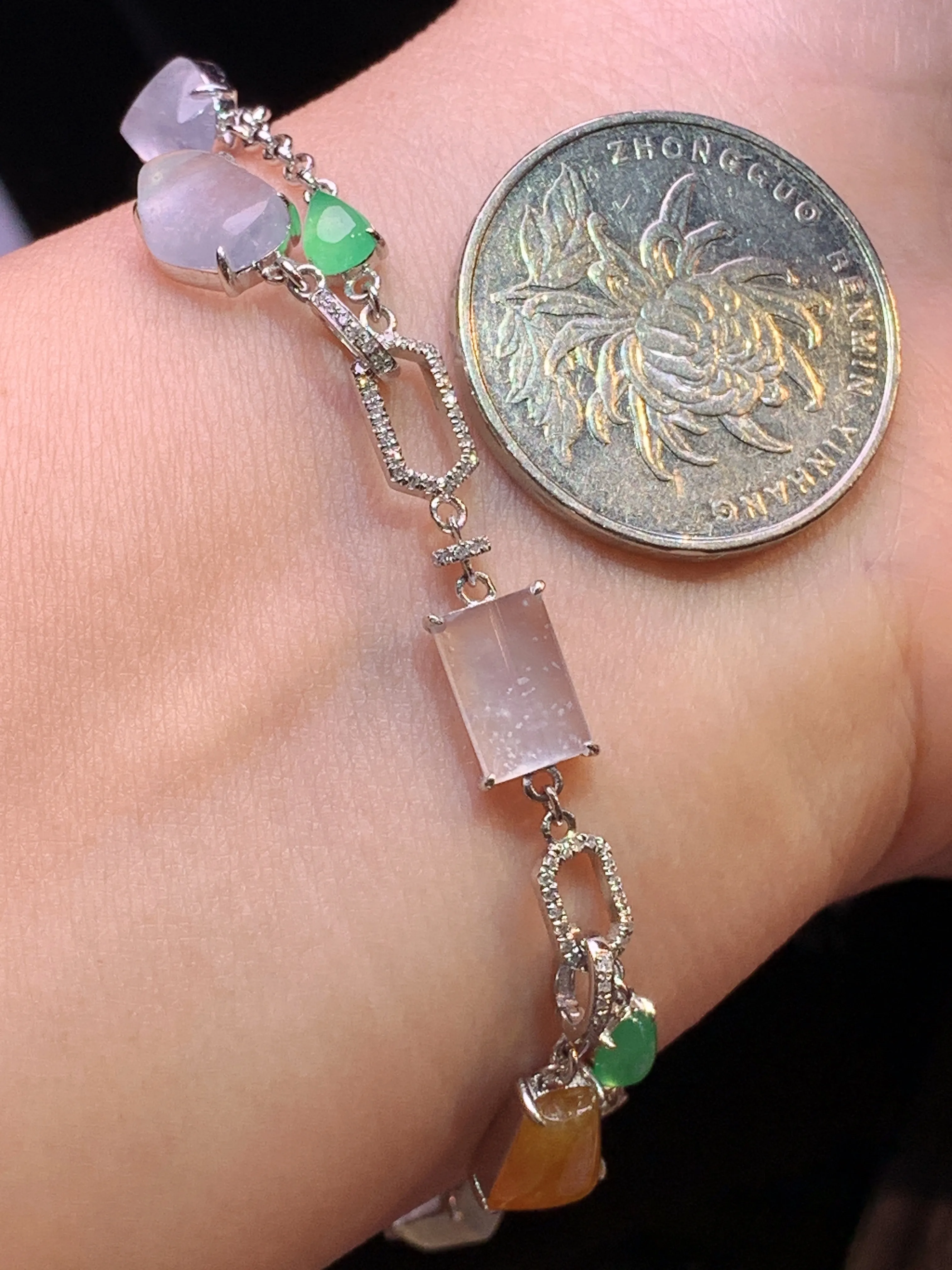 18k金钻镶嵌多彩多宝手链吊坠两用款 玉质细腻 色泽清新艳丽 裸石尺寸9*6*3