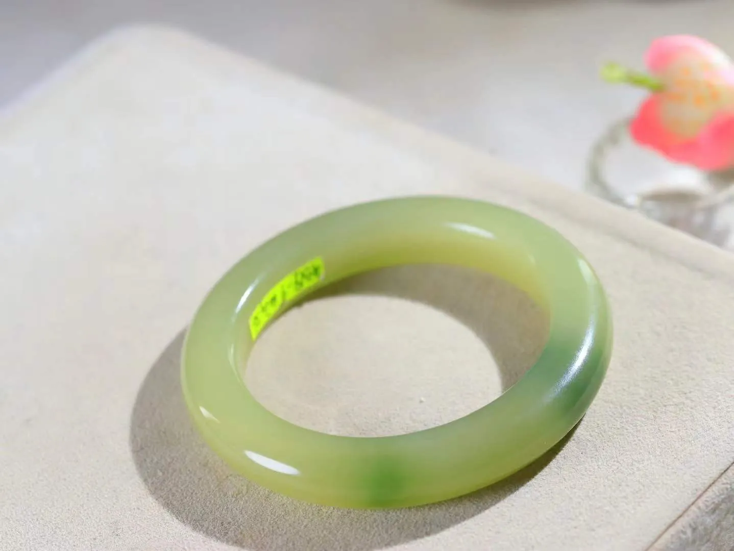 （一见倾心.手镯）

精品和田玉翠青手镯，玉质温润细腻 油性十足 手感舒适，高华雅逸，线条流畅，简约