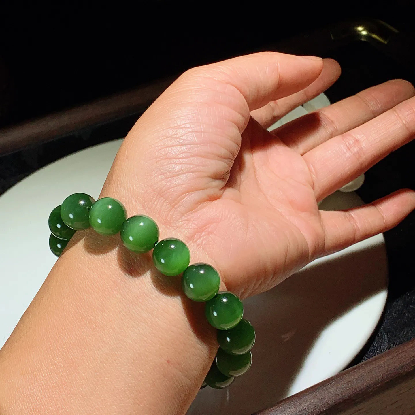 和田玉菠菜绿猫眼俄罗斯碧玉手串。单颗尺寸12！玉质细腻油润。手推出油。佩戴高端典雅。lt251203