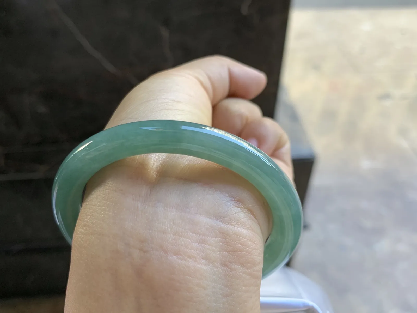 57-8.3mm
油青圆条手镯 底子细腻 颜色浓郁气质