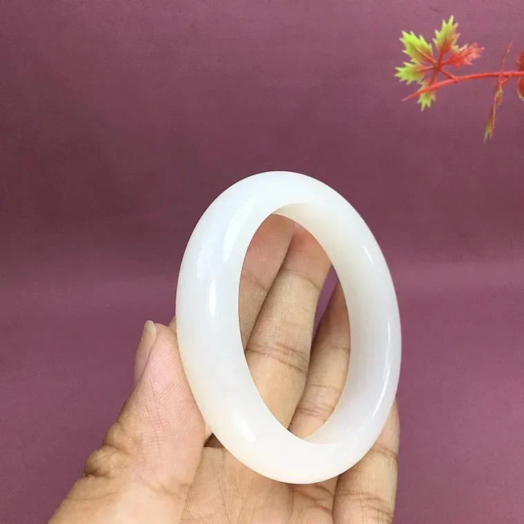 和田玉54圈口羊脂白玉宽条手镯，玉质特细腻油润，白度一级，高脂粉，品相超赞，️萦绕腕间时，古韵不失时尚，素雅不失品味，细腻光滑的触感，使人沉醉，气质高