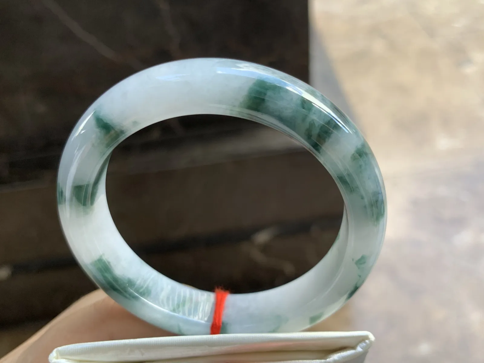 55-12.4-8.4mm
飘花手镯 底子细腻 花色浓郁