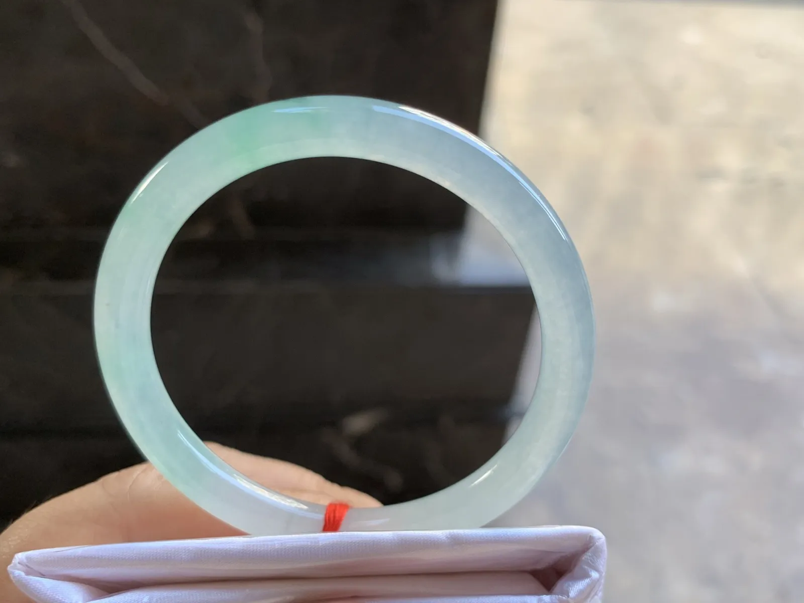 51-6.8mm
冰种飘绿圆条手镯 水润冰透 小清新