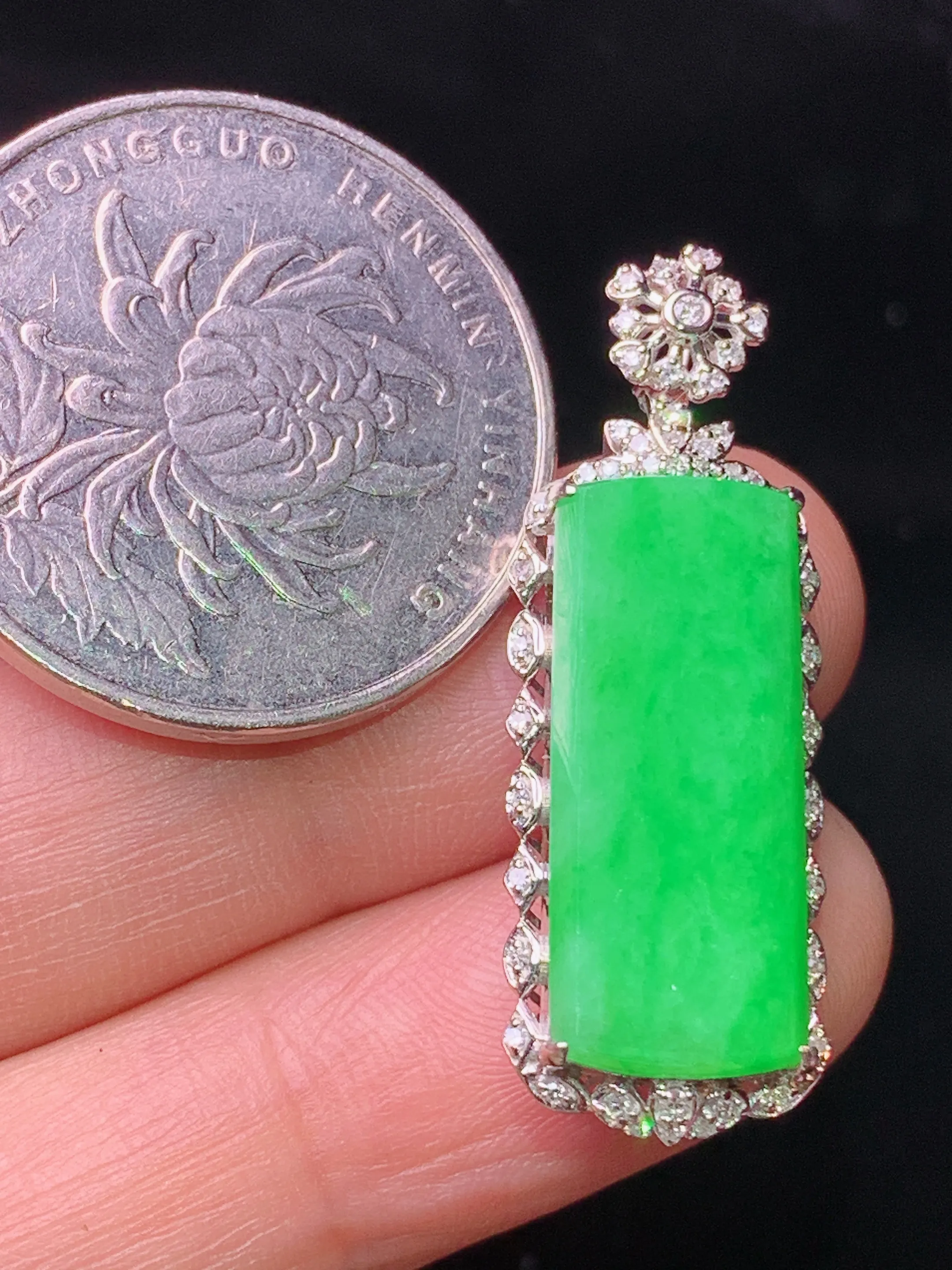 18k金钻镶嵌翠绿无事牌吊坠 玉质细腻 色泽清新艳丽 整体尺寸32.8*11.6*7.5