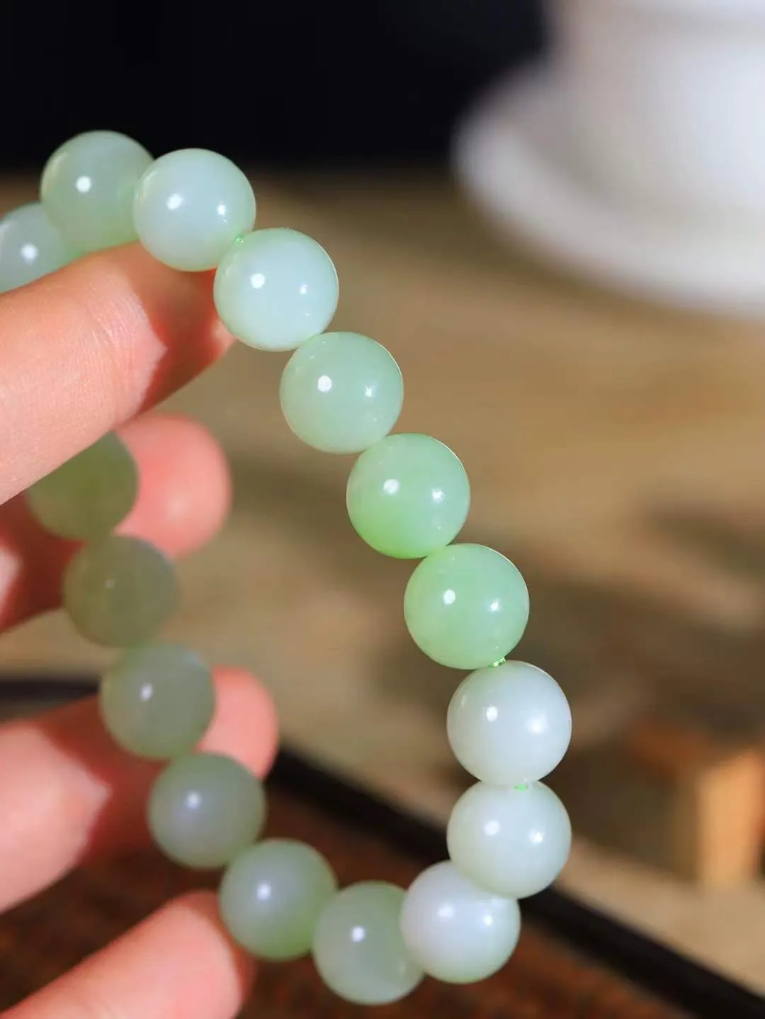 【珠圆玉润.手串】

精品和田玉翠青珠圆玉润手串 玉质温润细腻  整串打磨圆润，佩戴舒适。珠珠落玉盘，间关莺语花底滑，一生美好时光，无论身在何处，都有它相伴相守。事事顺遂，幸福美满，吉祥如意。重41.2克 尺寸取一11.6mm  FD L-79120368