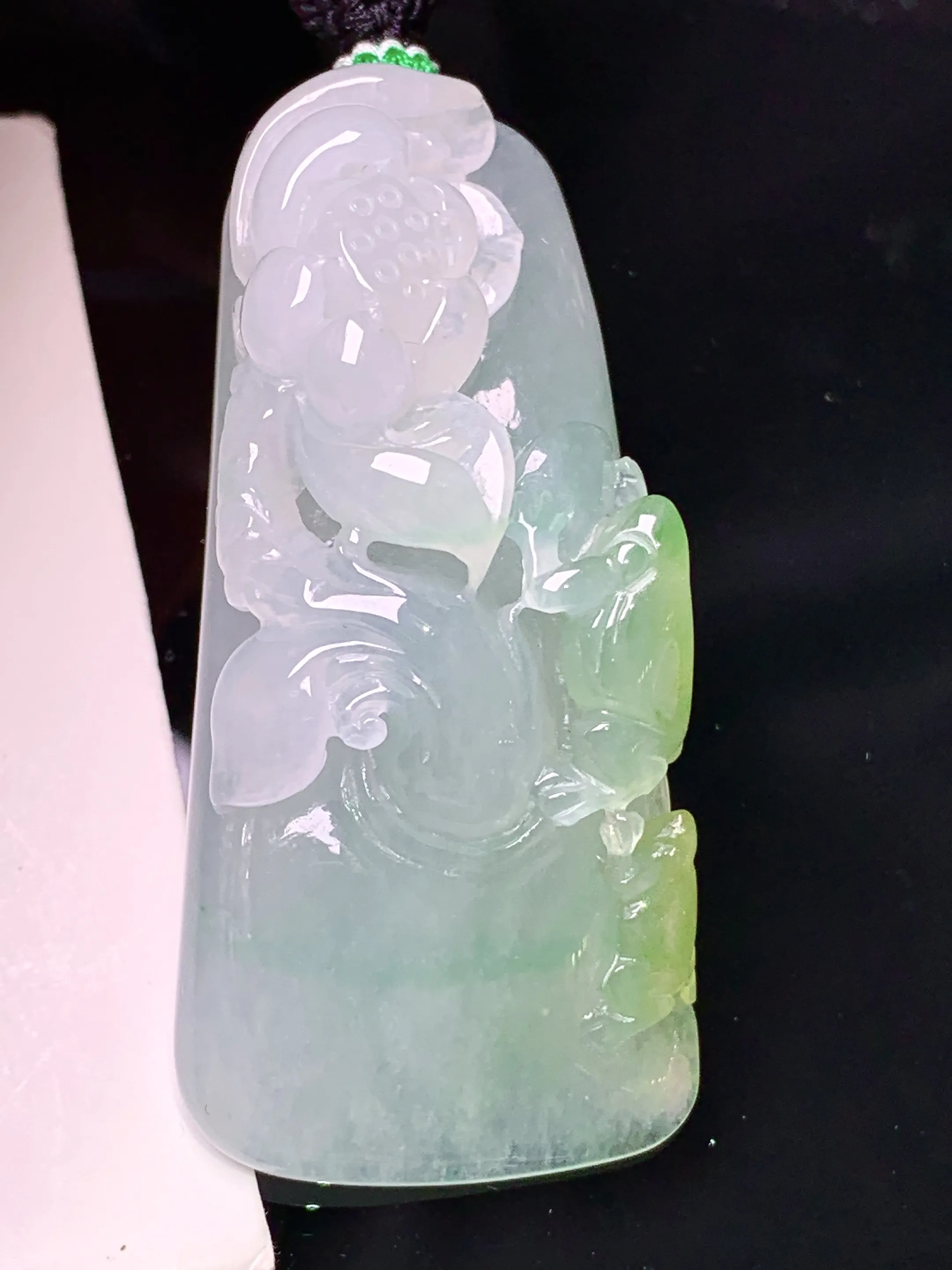 飘黄花开富贵吊坠 玉质细腻 色泽清新艳丽 整体尺寸52.5*24.5*15