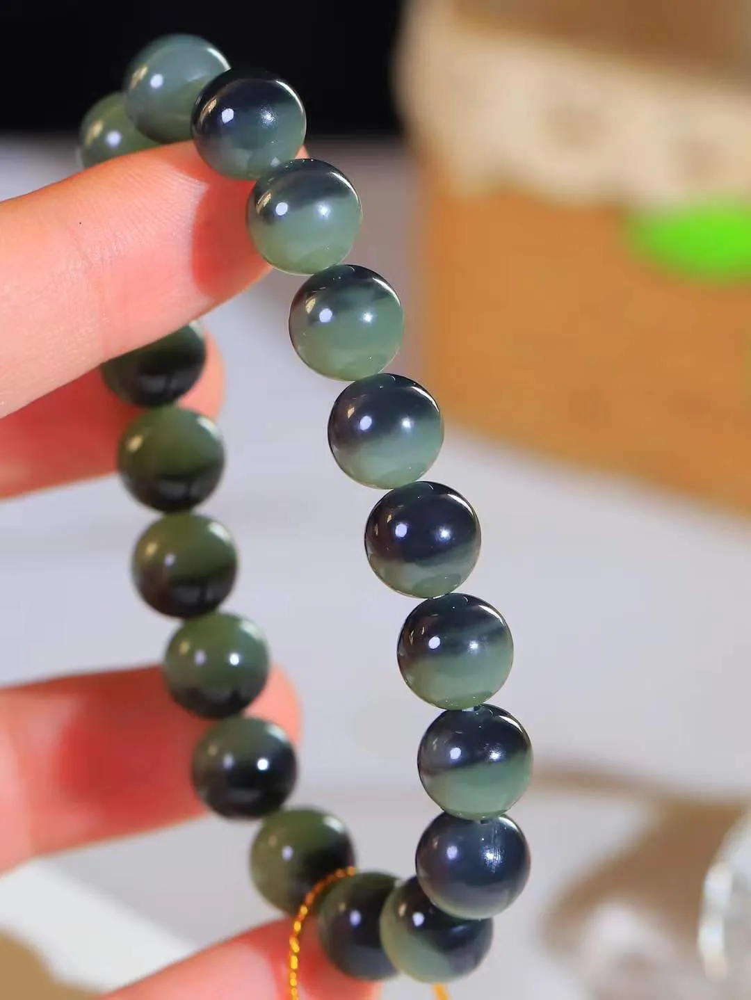 【珠圆玉润.手串】

精品️和田玉珠圆玉润手串 玉质温润细腻  整串打磨圆润，佩戴舒适。珠珠落玉盘，间关莺语花底滑，一生美好时光，无论身在何处，都有它相伴相守。事事顺遂，幸福美满，吉祥如意。重28.2克 尺寸取一10mm  FDA-22120333