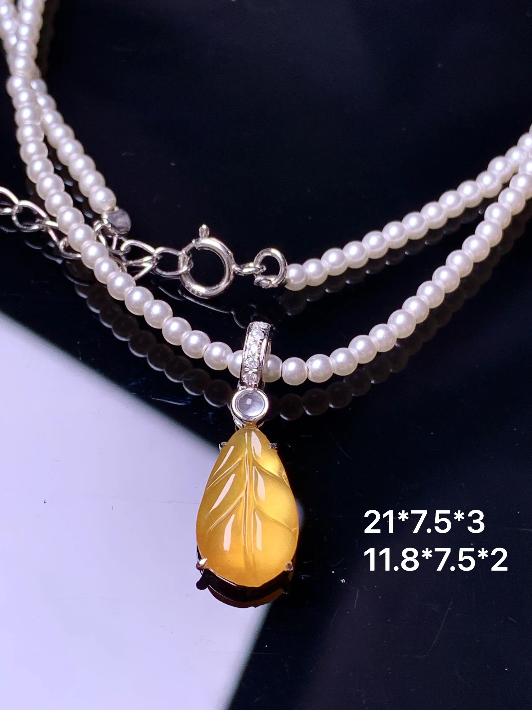 18k金钻镶嵌黄翡树叶吊坠 玉质细腻 色泽清新艳丽 整体尺寸21*7.5*3