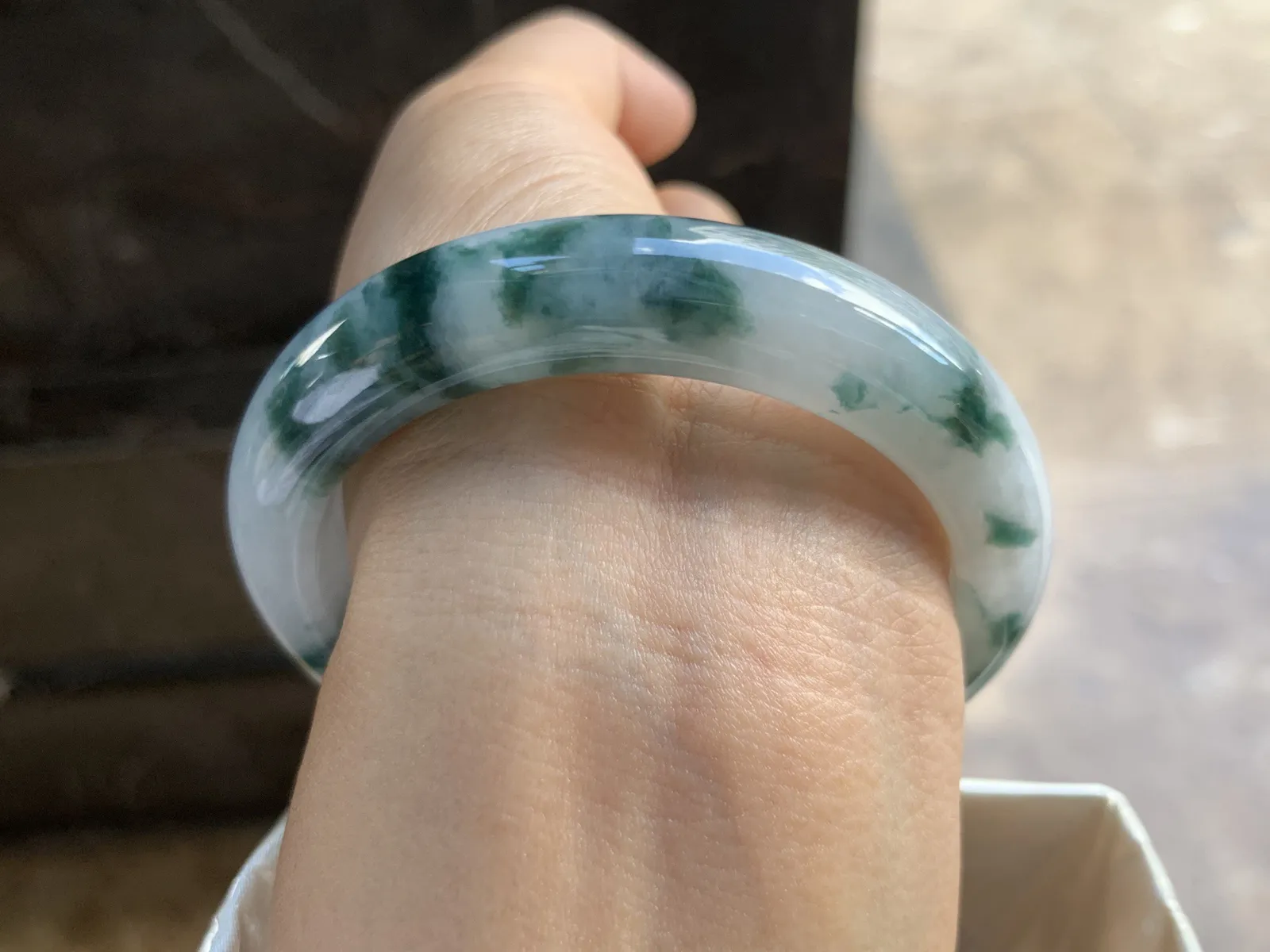 55-12.4-8.4mm
飘花手镯 底子细腻 花色浓郁