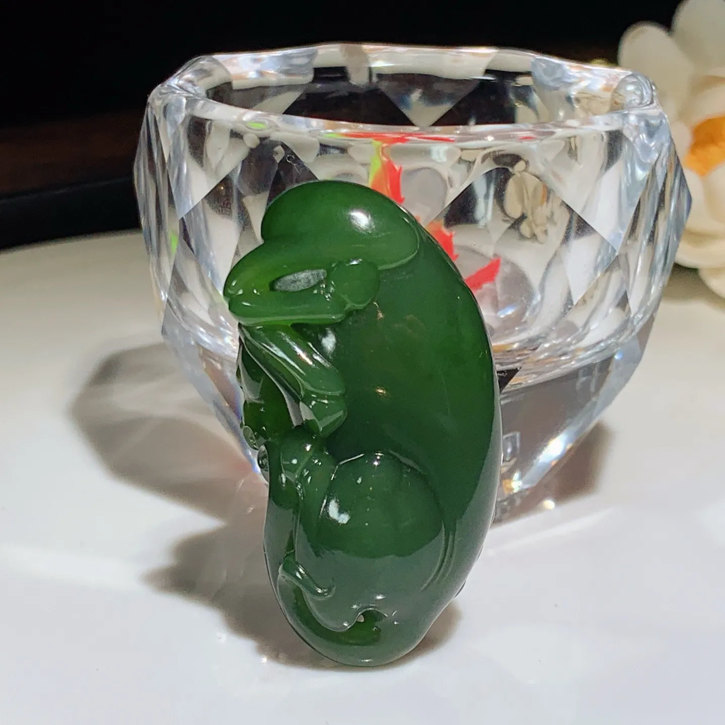 和田玉菠菜绿俄罗斯碧玉马到成功唐马挂件。尺寸48/25/19重33克。玉质细腻油润。手推出油。佩戴高端典雅。lt251203