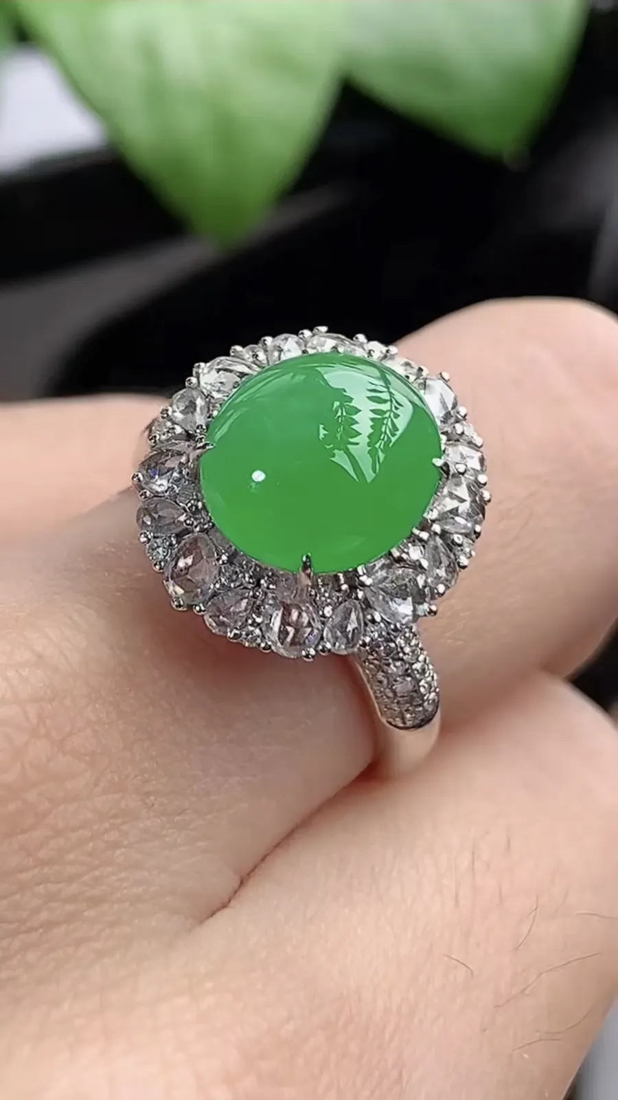 a货翡翠老坑冰种18K金伴钻镶嵌阳绿蛋面戒指 圈口17.3裸石尺寸10.2×9mm 重量5.05g 1204