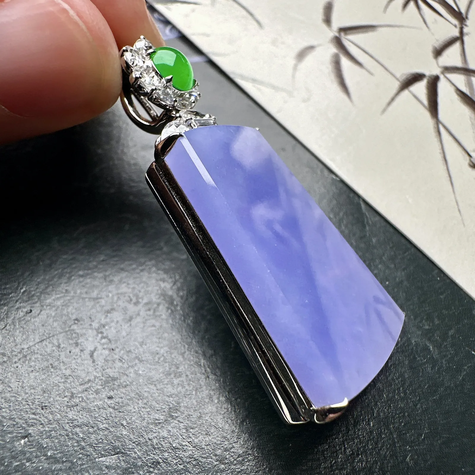 【冰种紫无事牌吊坠】少见的冰紫无事牌，质地细腻，妖紫色泽，光泽度不错，18k金钻镶嵌，裸石尺寸31.3*22.9*5.3毫米