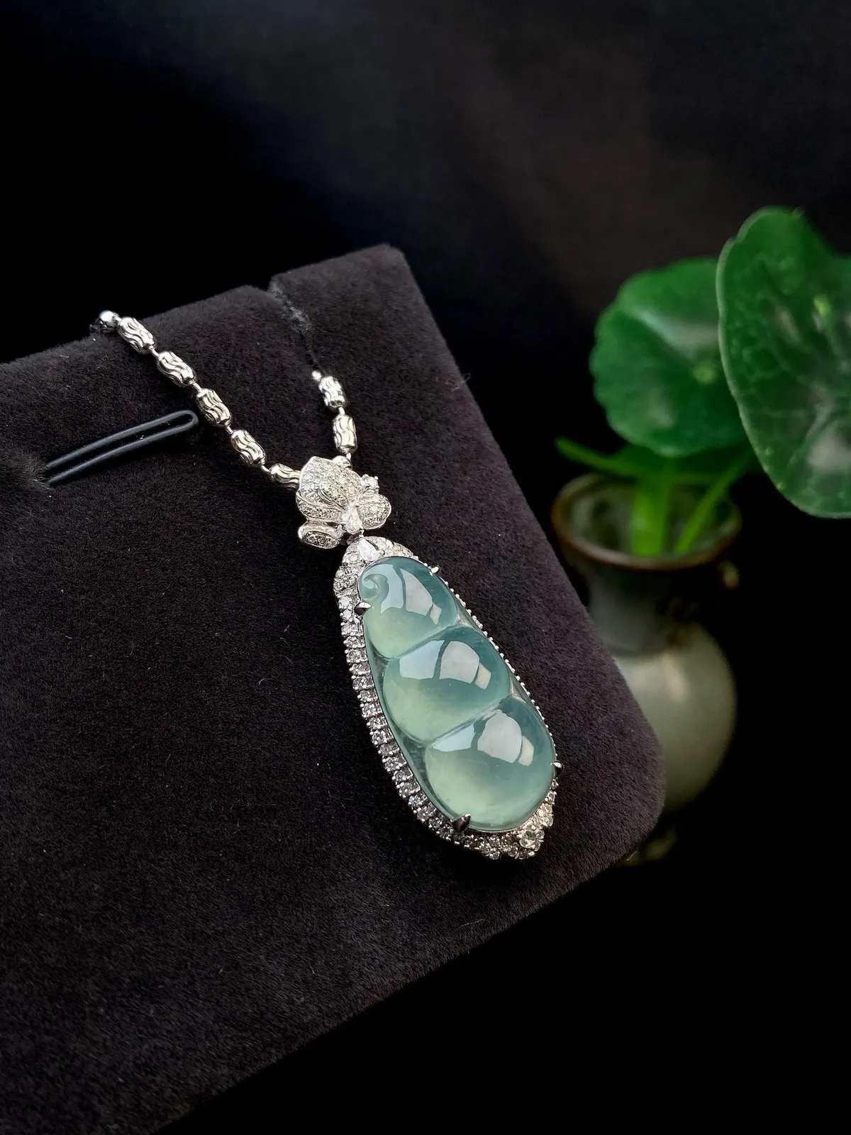 【冰种晴蓝福豆吊坠】种地上乘，冰感十足，通透起光，饱满圆润，18k金钻镶嵌，裸石尺寸24.6*11.