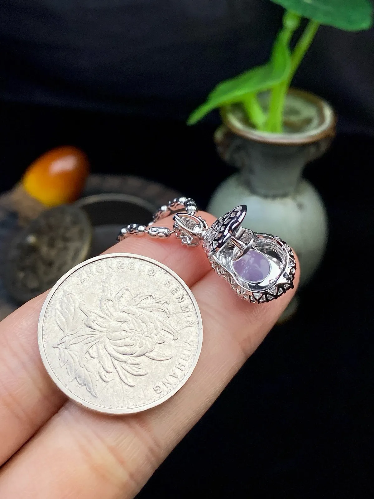 【冰种紫葫芦吊坠】质地细腻，冰透纯净，唯美漂亮，珍藏品质，18K金钻镶嵌，裸石尺寸12.2*9.1*4.3毫米，佩戴很漂亮。