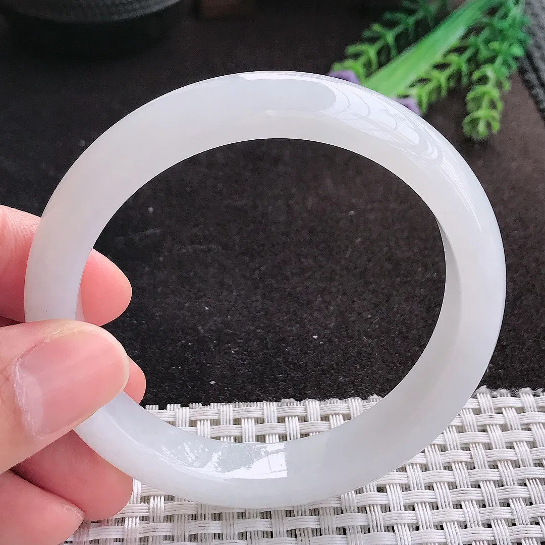 天然A货翡翠59/12/8.4老坑秀气冰润月光白手镯宽边玉镯