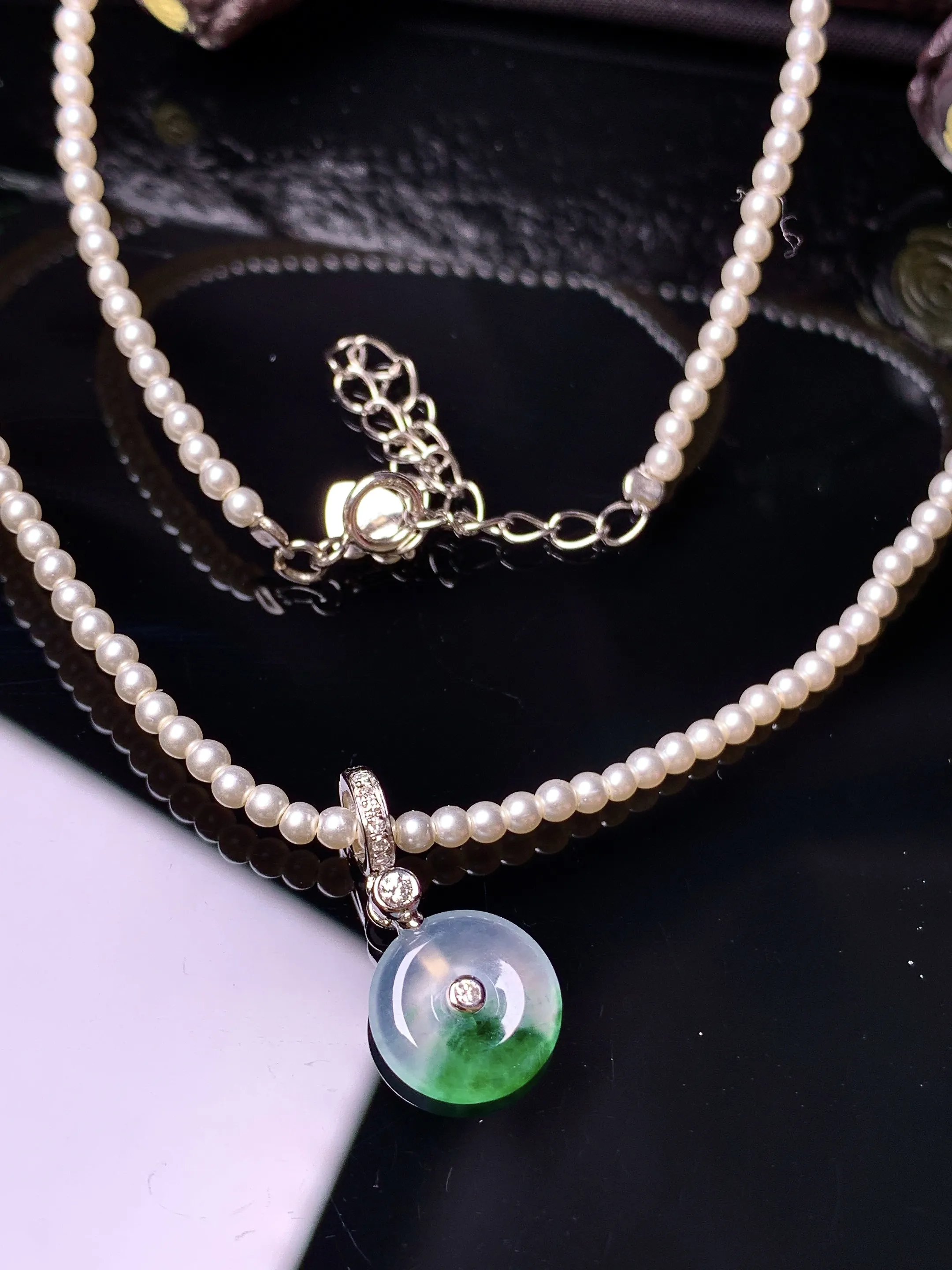 18k金钻镶嵌飘绿平安扣吊坠 玉质细腻 色泽清新艳丽 裸石尺寸9.7*3