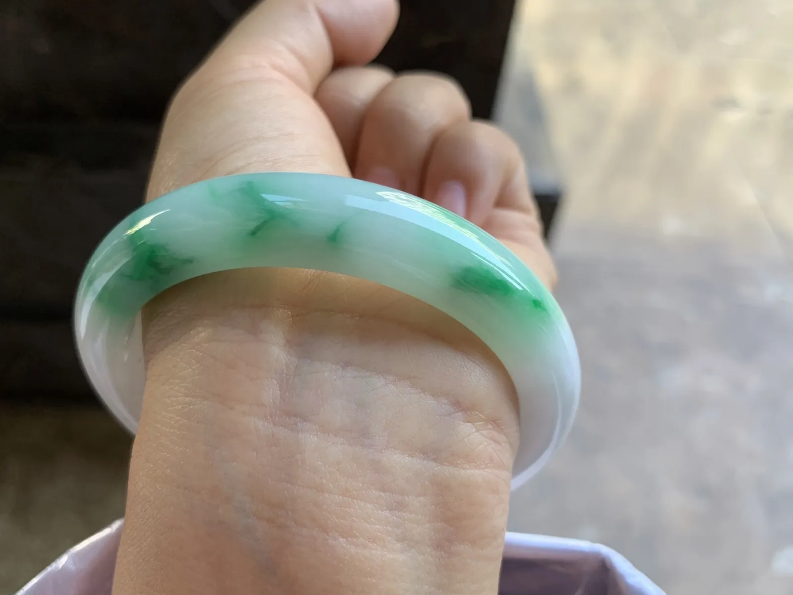 57-11.7-8.7mm
白底青手镯 底子细腻 颜色漂亮