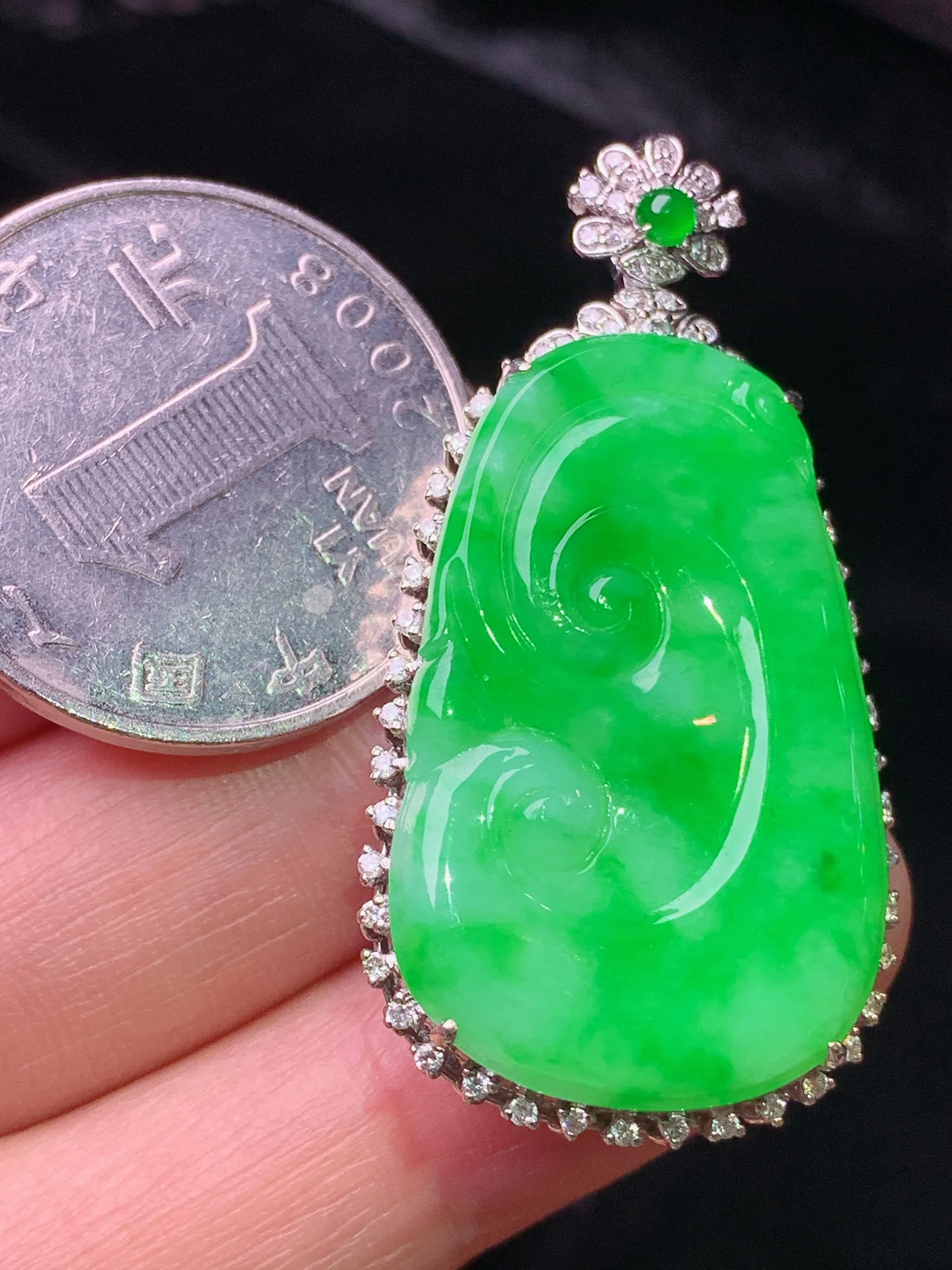 18k金钻镶嵌翠绿如意吊坠 玉质细腻 色泽清新艳丽 整体尺寸42.2*22*8.3