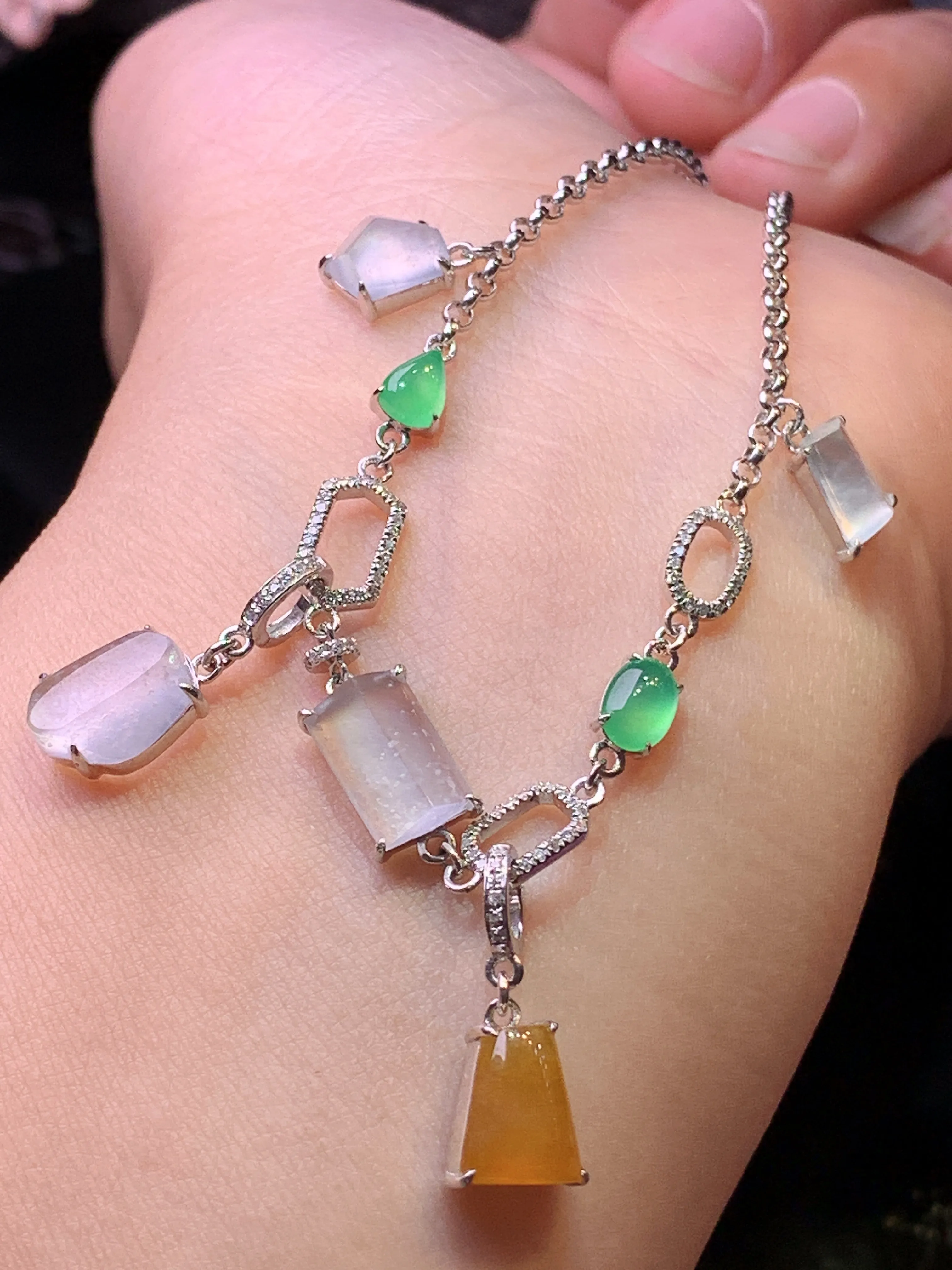 18k金钻镶嵌多彩多宝手链吊坠两用款 玉质细腻 色泽清新艳丽 裸石尺寸9*6*3